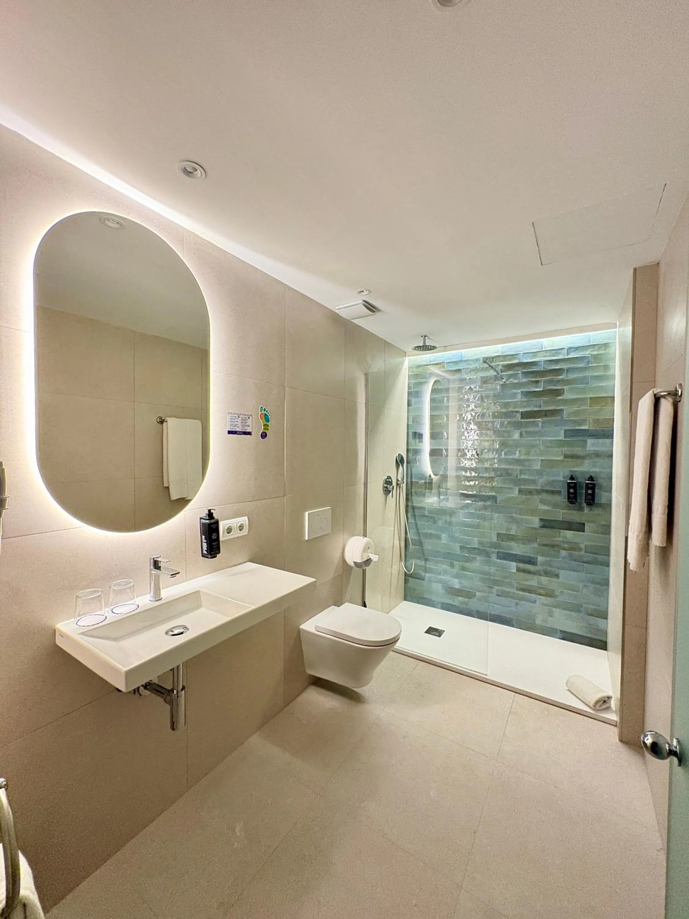 Shower in Hotel Tarba