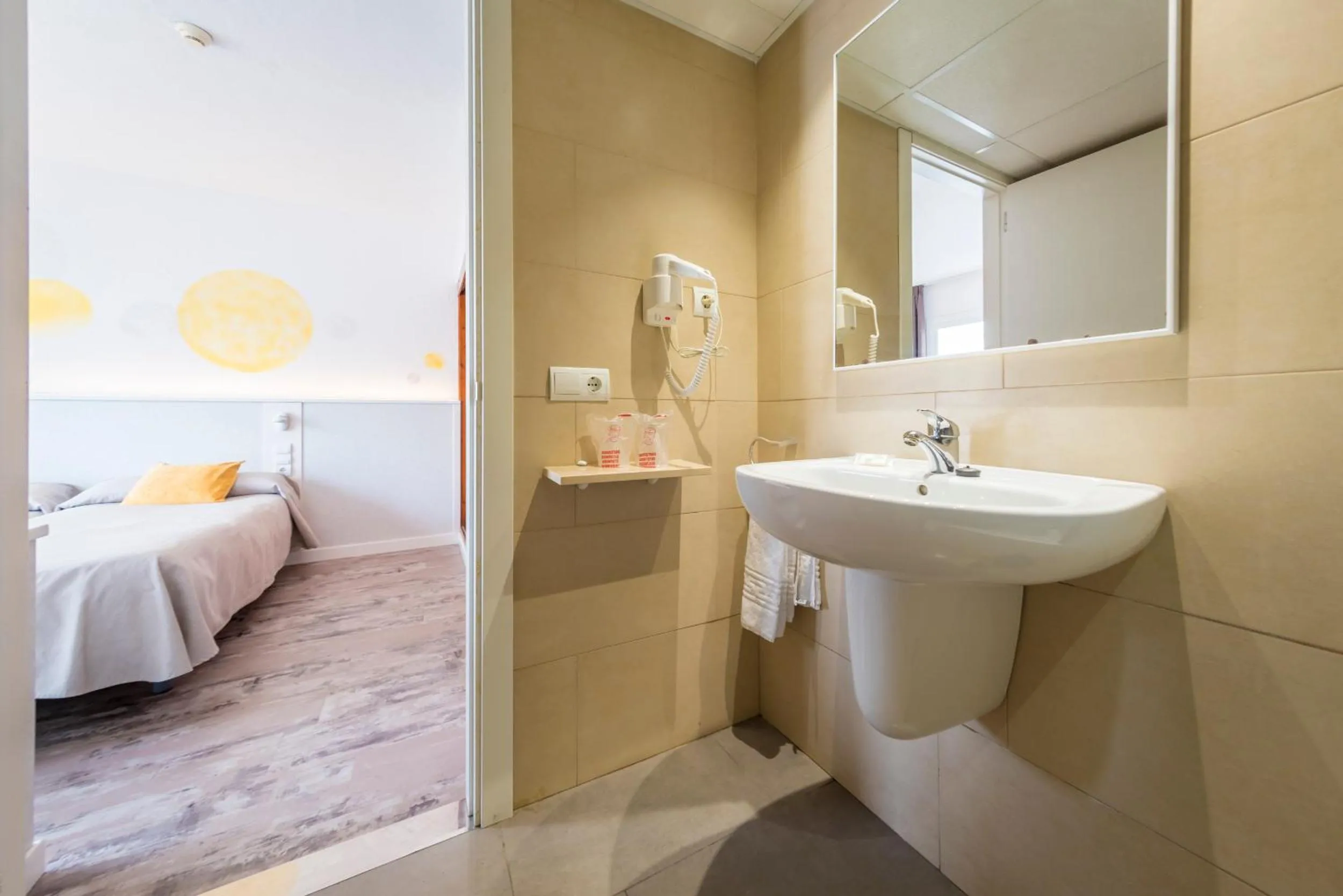 Toilet, Bed in Hotel Tarba