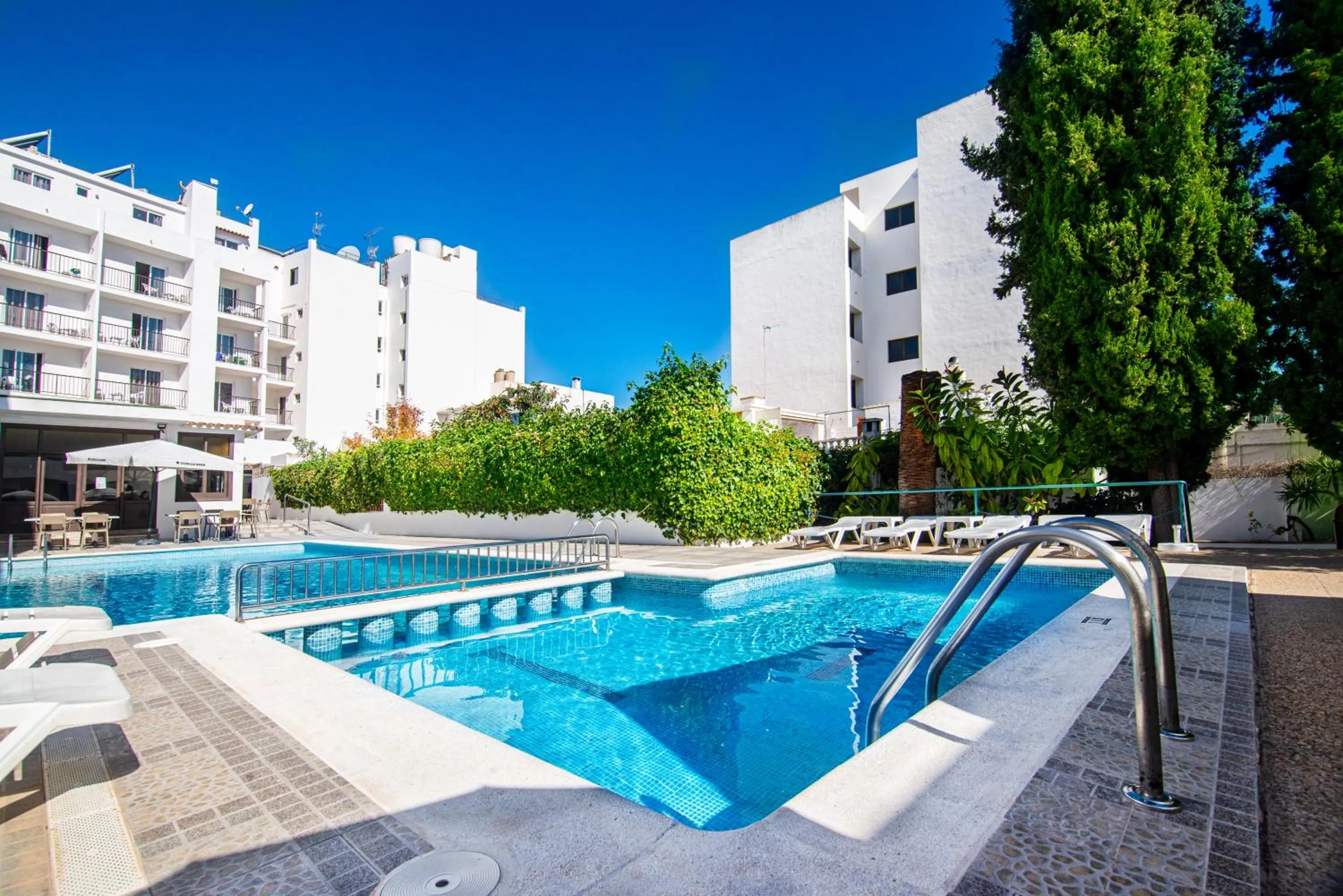Swimming pool in Hotel Tarba