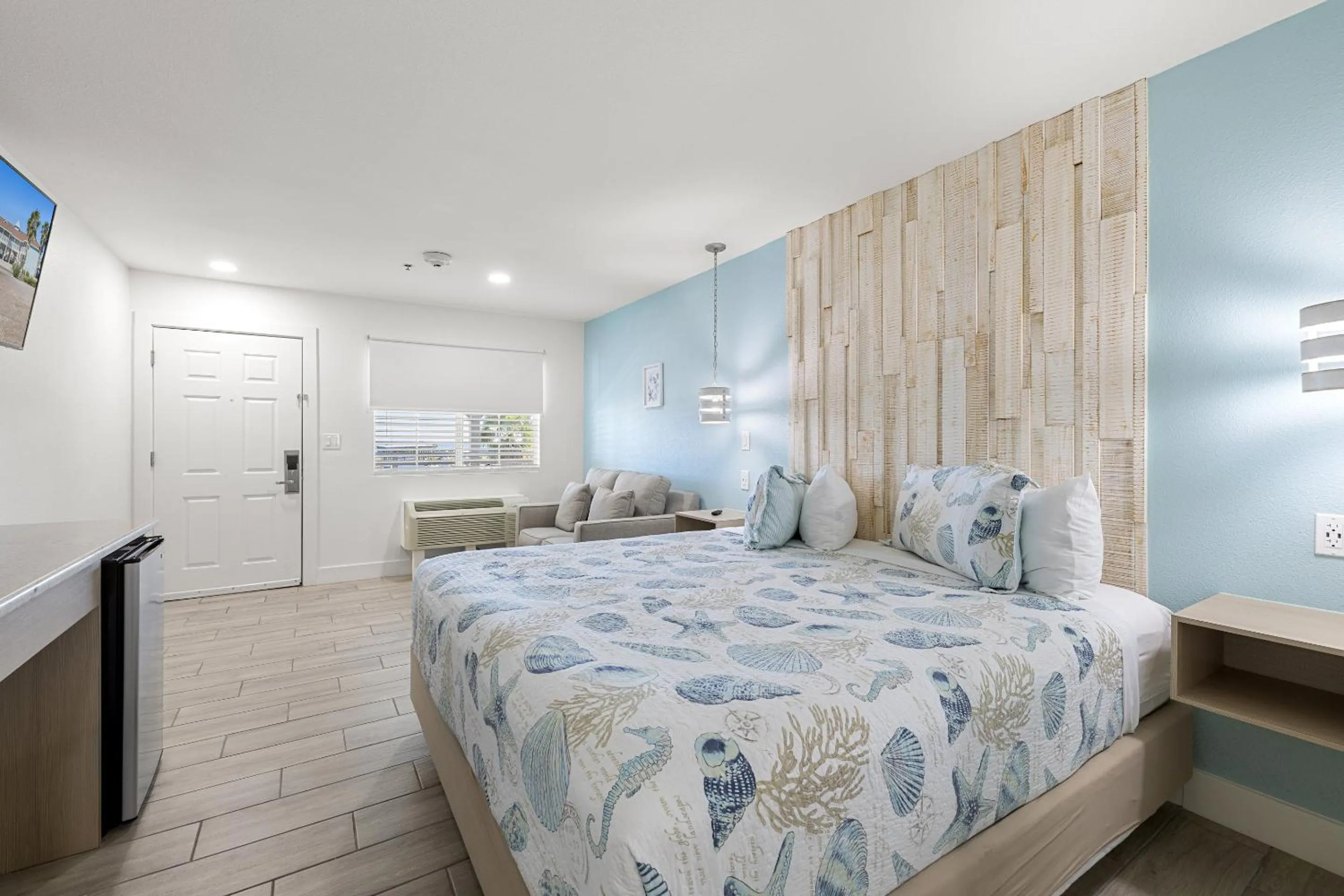 Deluxe King Room in Bluff's Landing Lodge