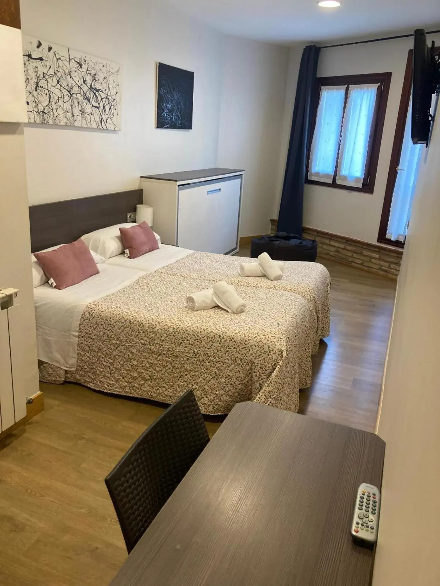Triple Room with Private Bathroom in Pension & resataurante AMAZKAR Triple Room with Private Bathroom in Pension & resataurante AMAZKAR