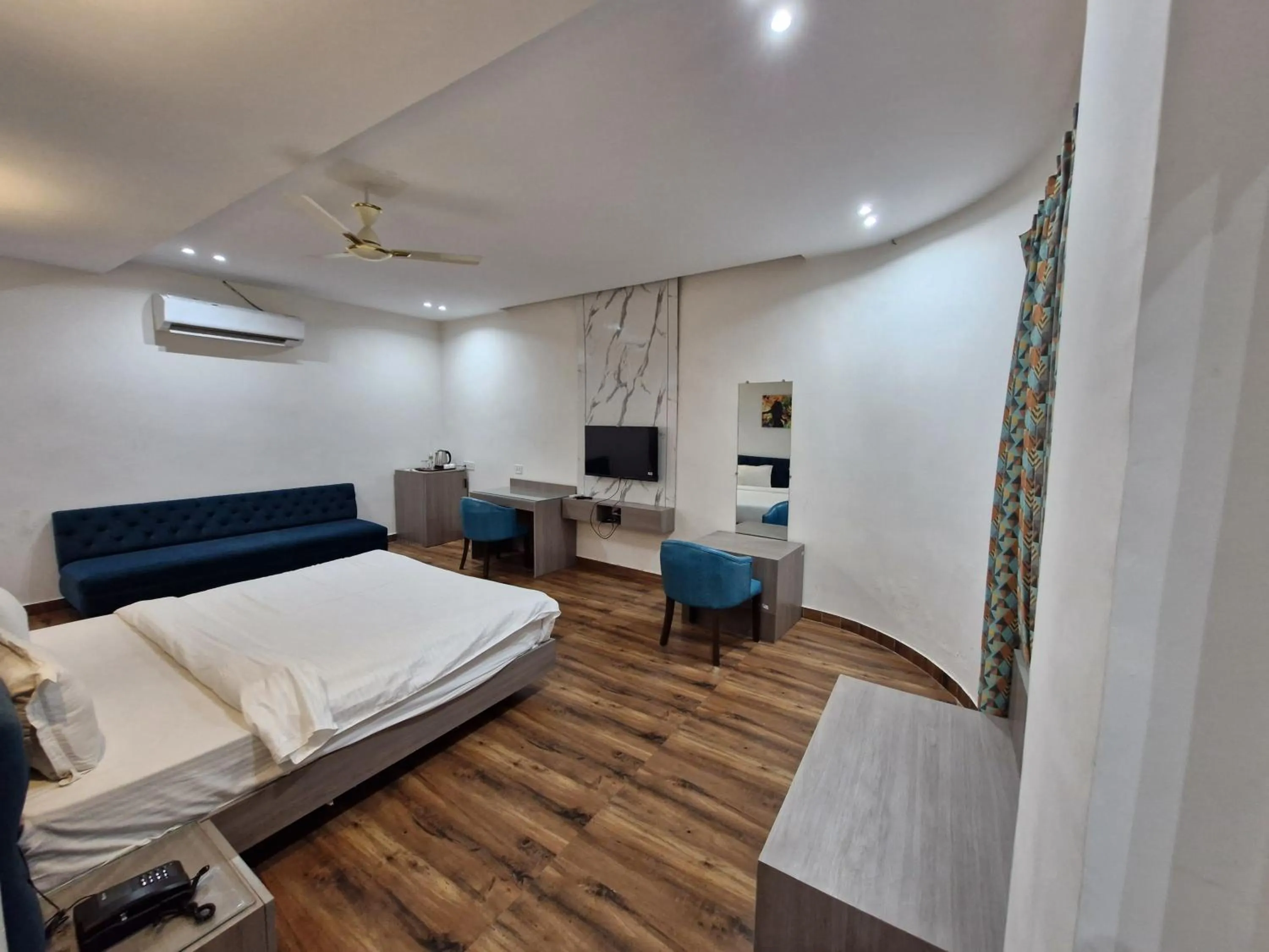 Bedroom, Bed in Hotel Grand Vasaante