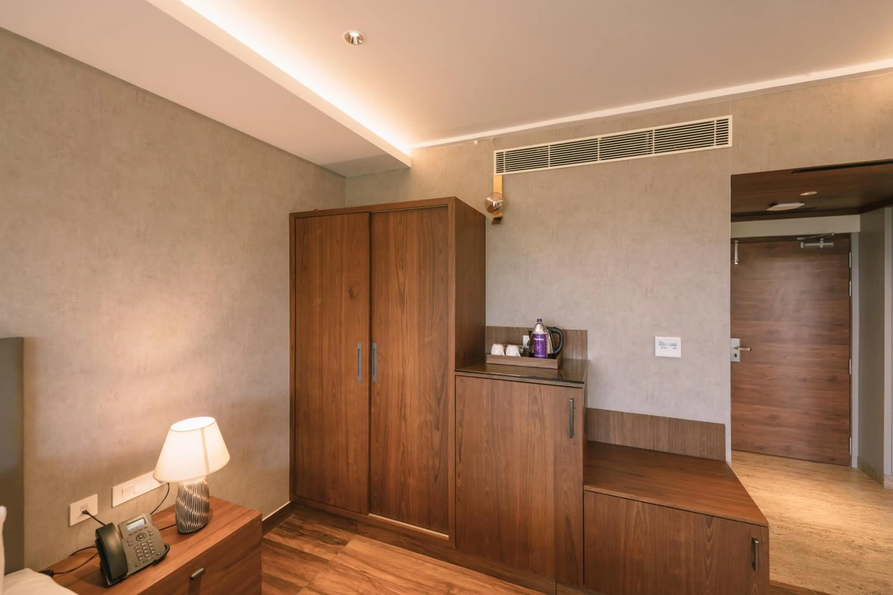 wardrobe in EVORA Resort and SPA