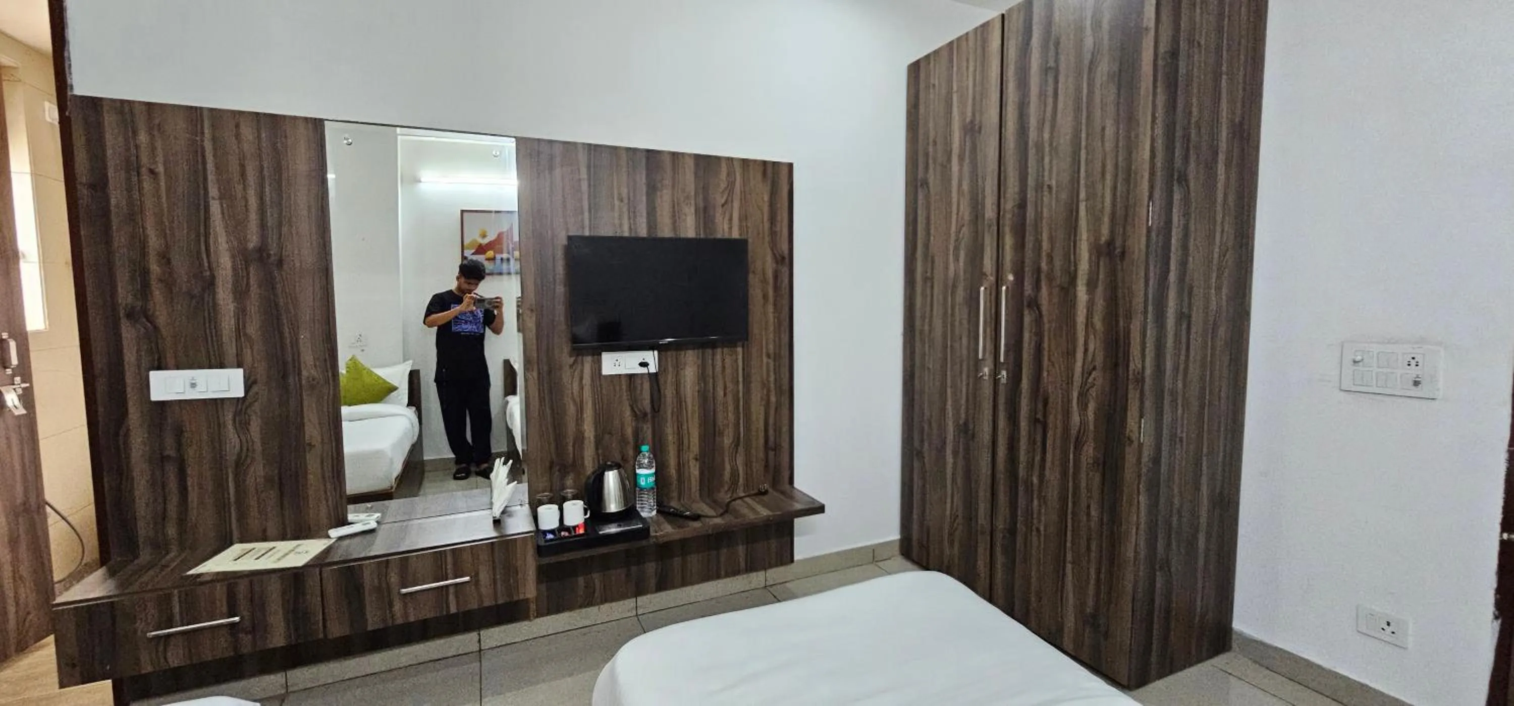 TV and multimedia, Bed in Raj Residency Gurgaon