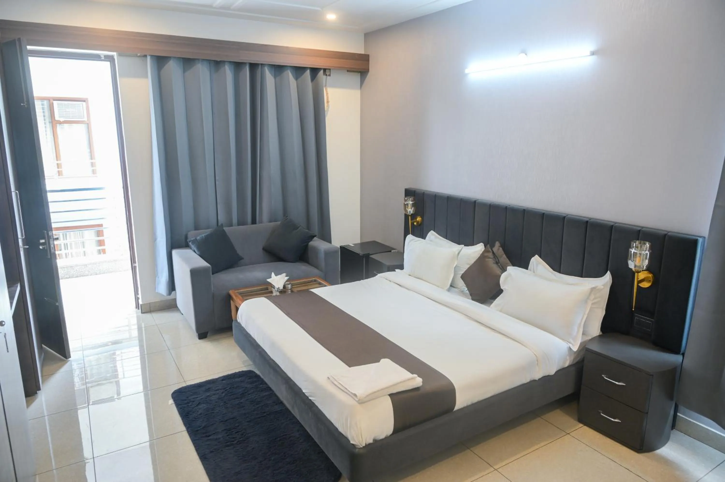 Balcony/Terrace, Bed in Raj Residency Gurgaon