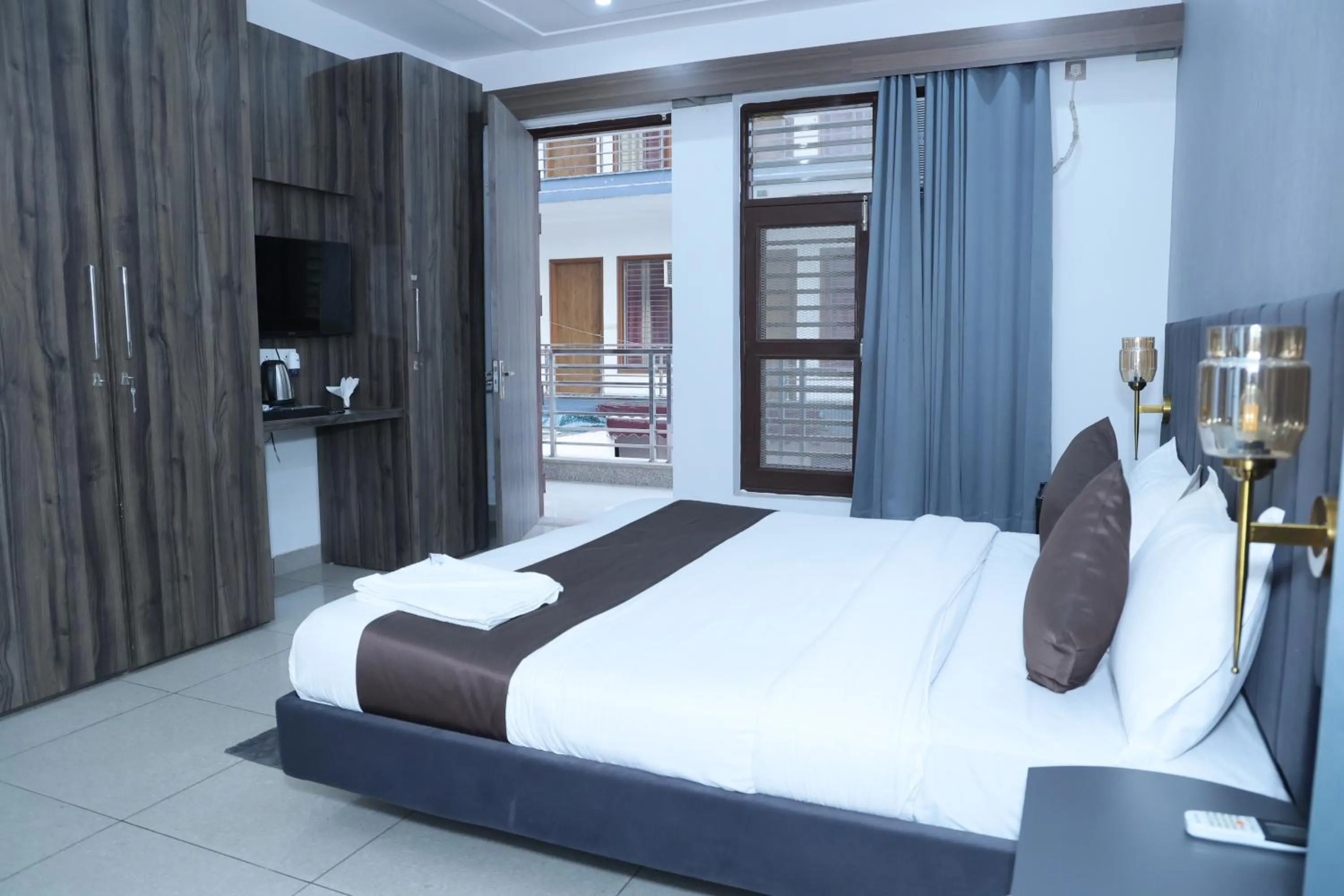 Balcony/Terrace, Bed in Raj Residency Gurgaon