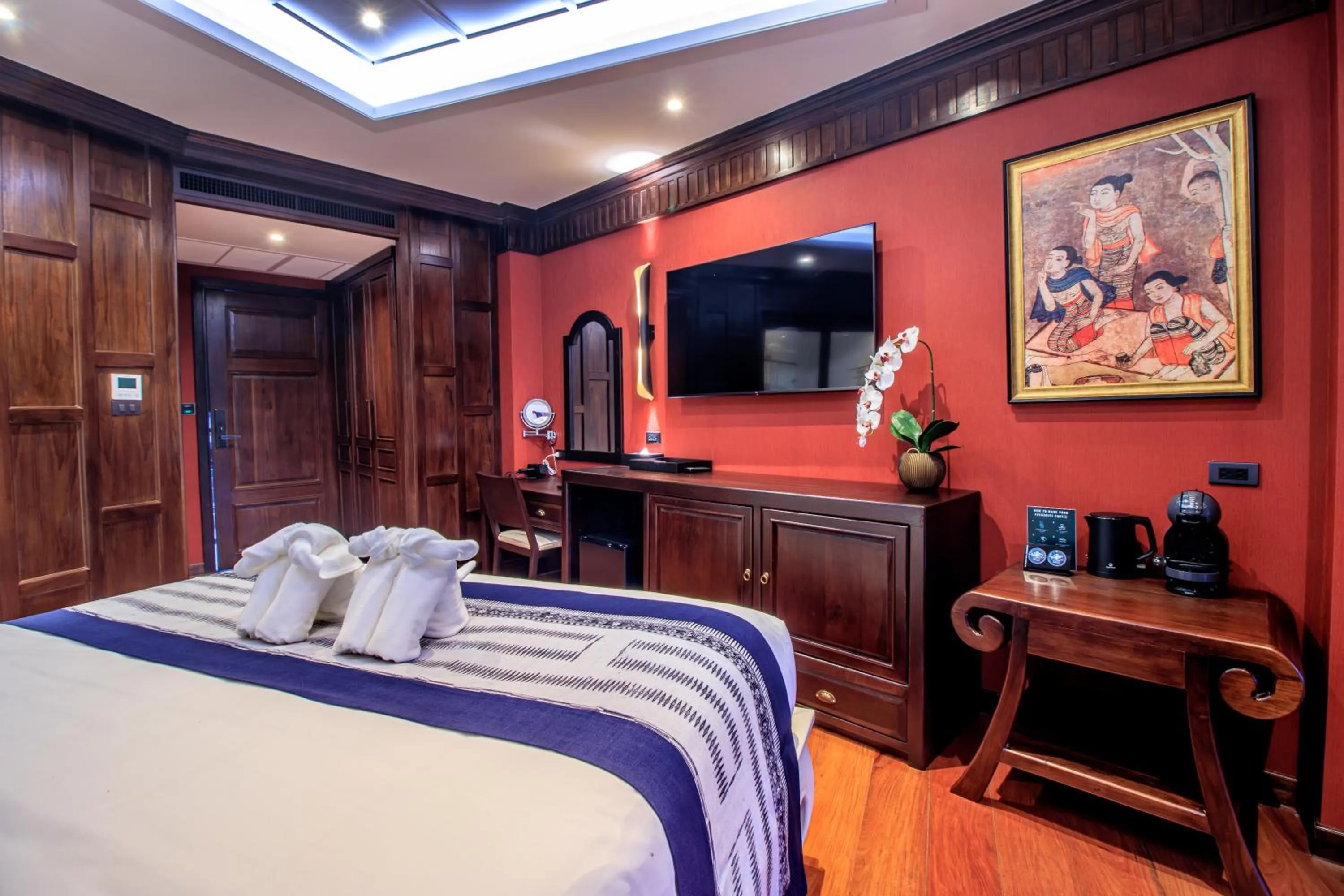 Photo of the whole room, Bed in S48 River Ping