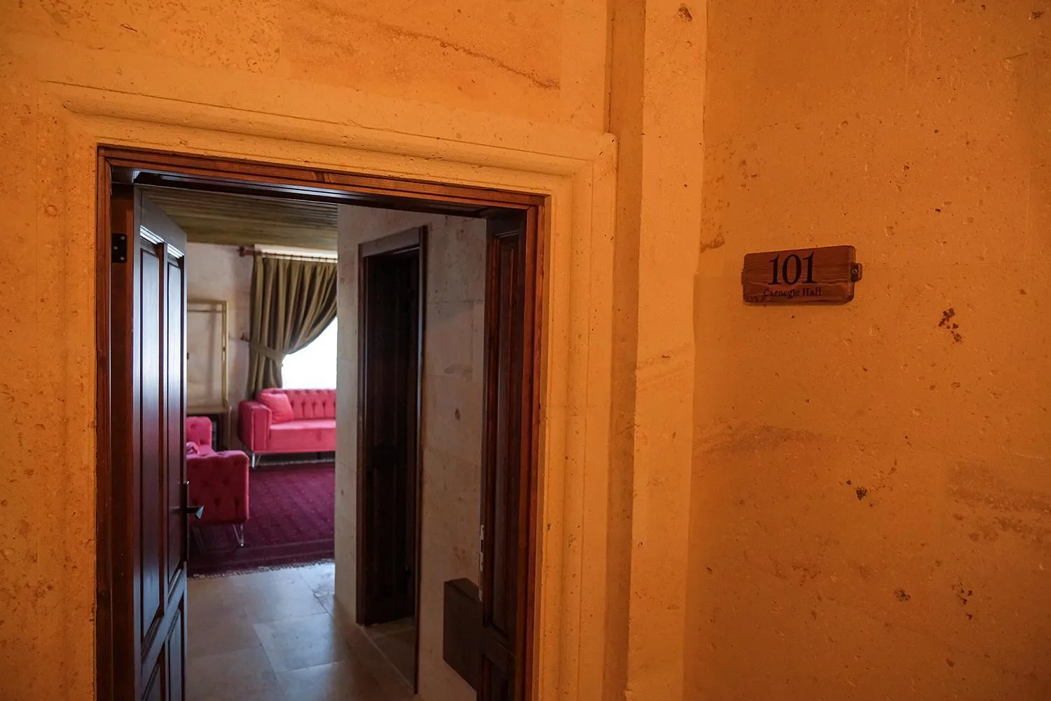 Seating area, Bed in Zeppelin Cappadocia