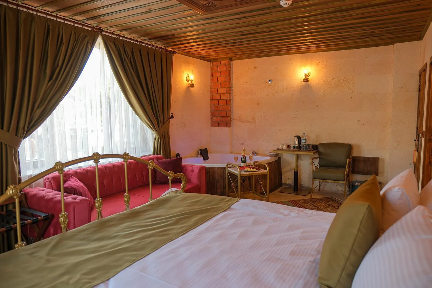 Photo of the whole room, Bed in Zeppelin Cappadocia