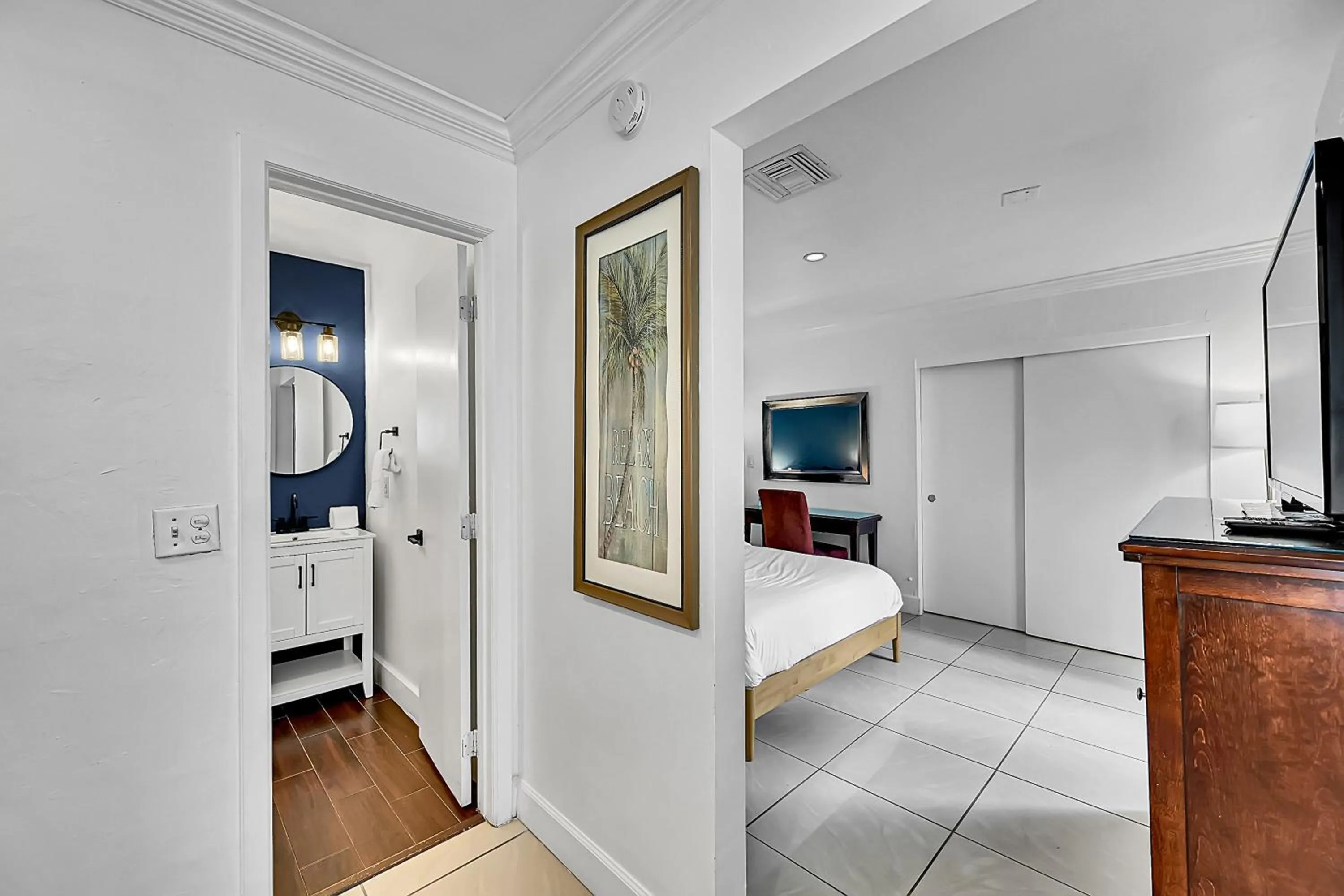 Bathroom, Bed in Inn On The Drive