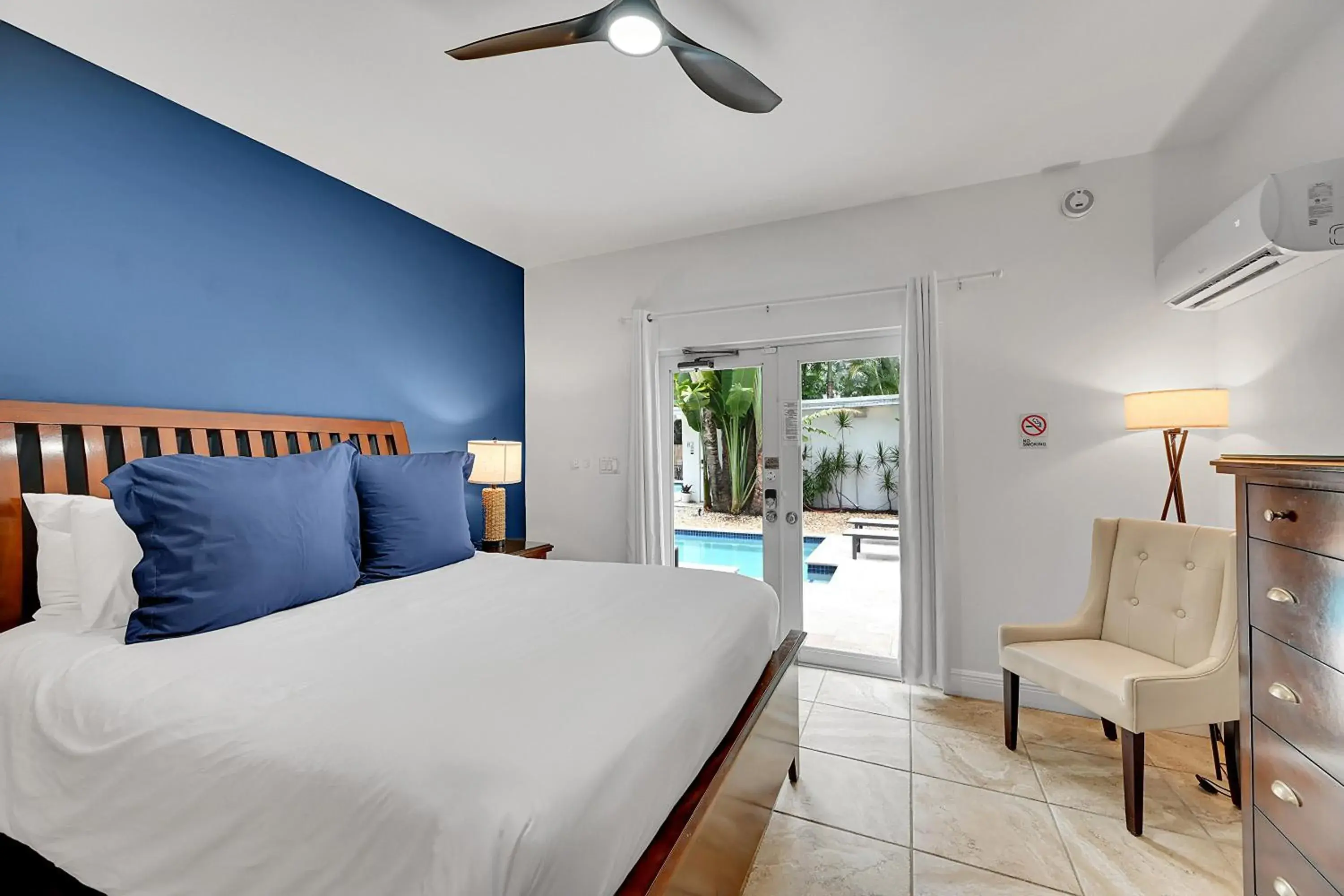 Queen Room with Pool View in Inn On The Drive Queen Room with Pool View in Inn On The Drive