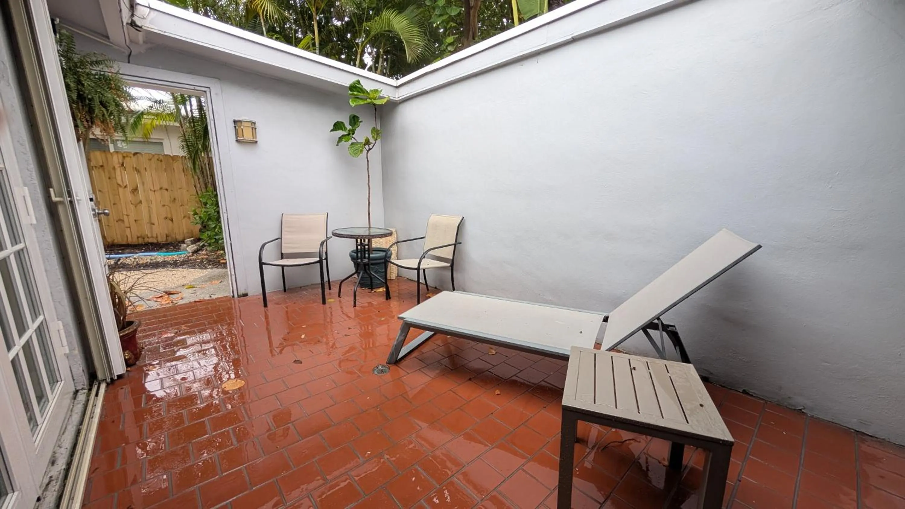 Facade/entrance in Inn On The Drive