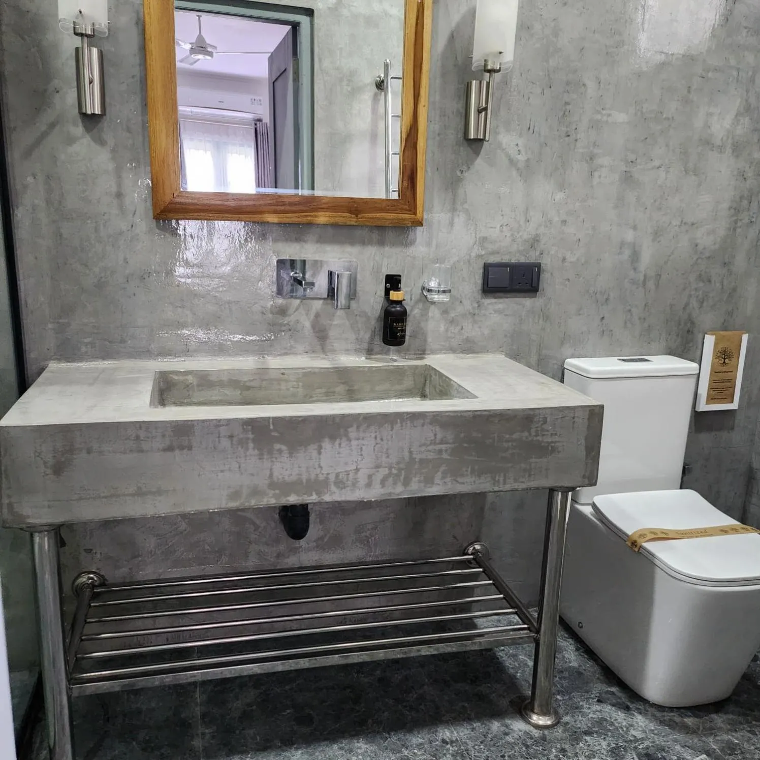 Toilet in Neem Tree House, Trincomalee