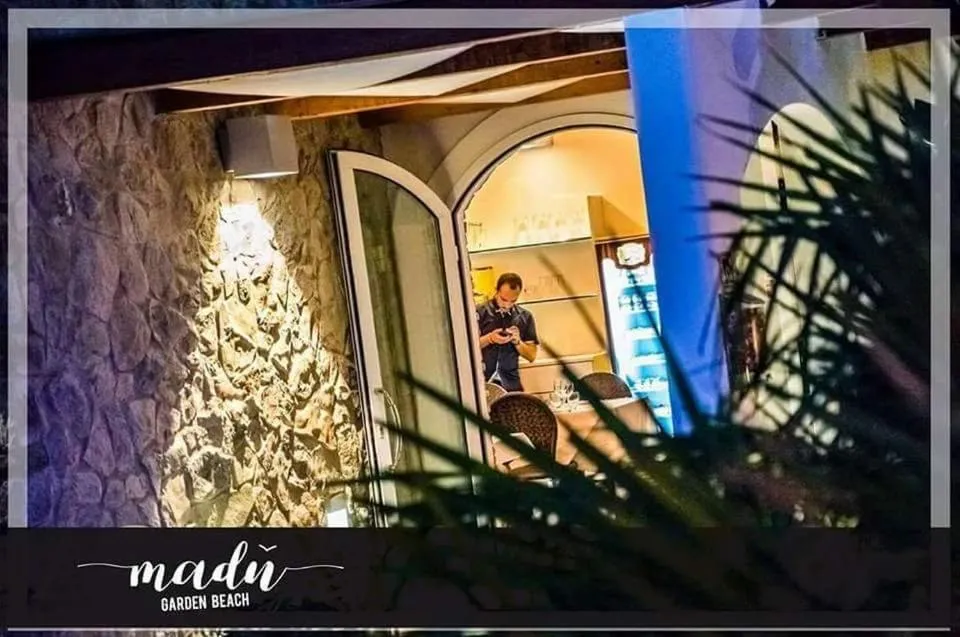 Restaurant/places to eat in Hotel La Perla