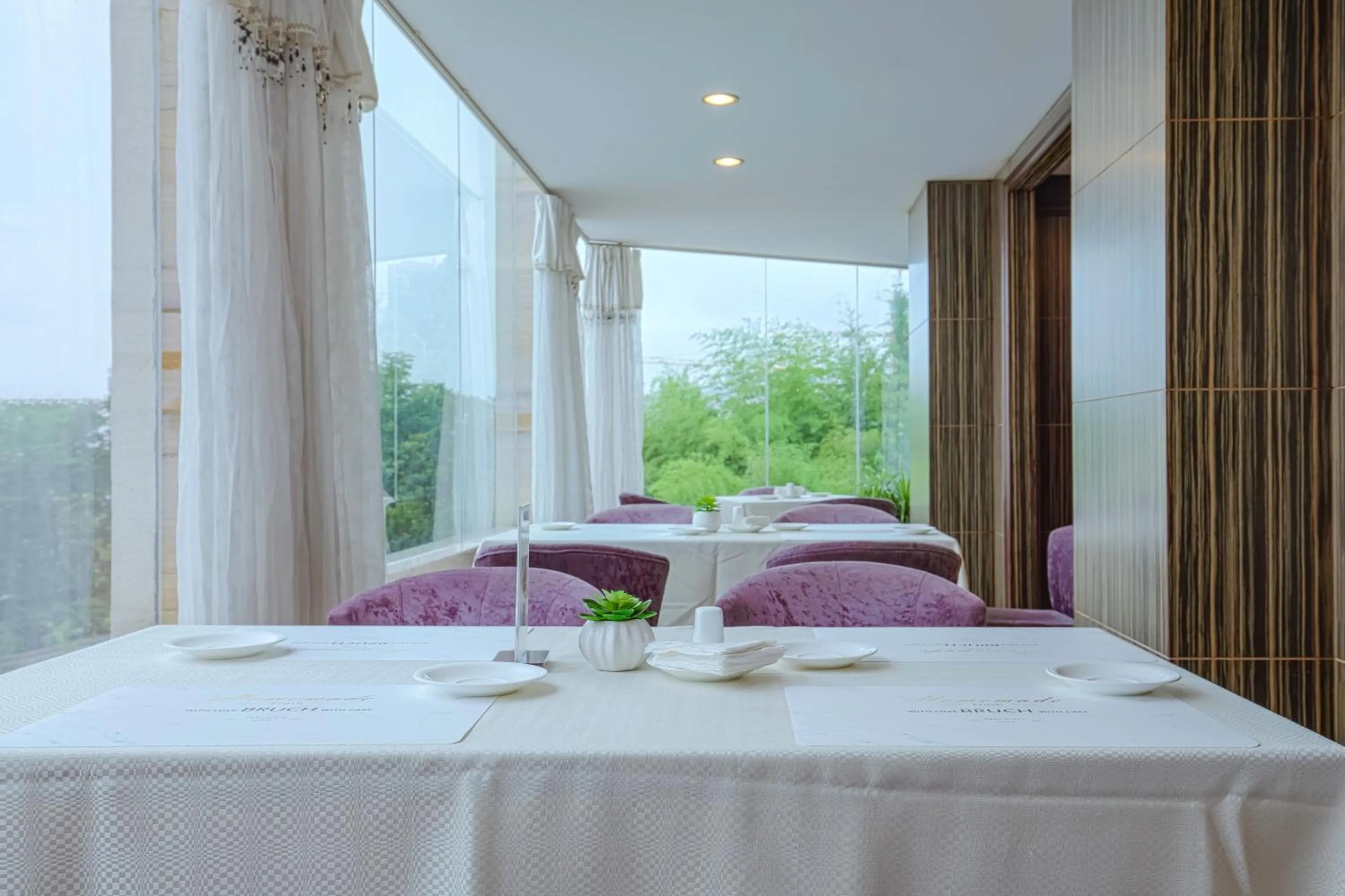 Restaurant/places to eat, Bed in Zhangjiajie International Hotel