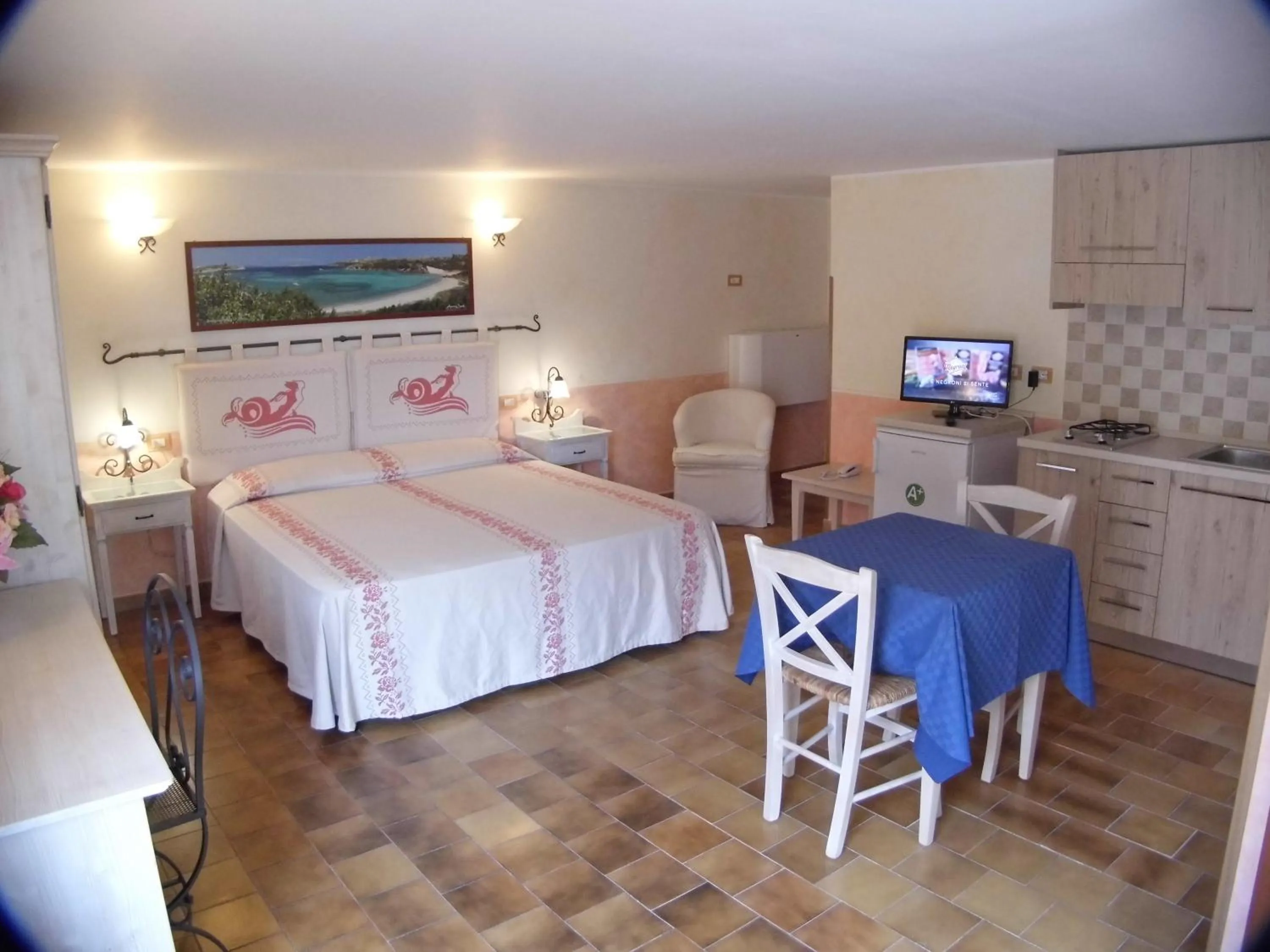 Kitchen or kitchenette, Bed in Le Nereidi Hotel & Residence