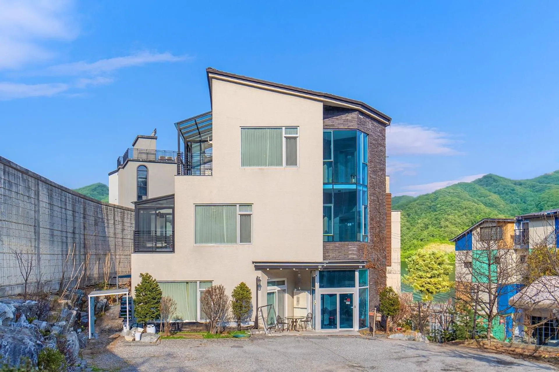 Nami Island Koi Pension