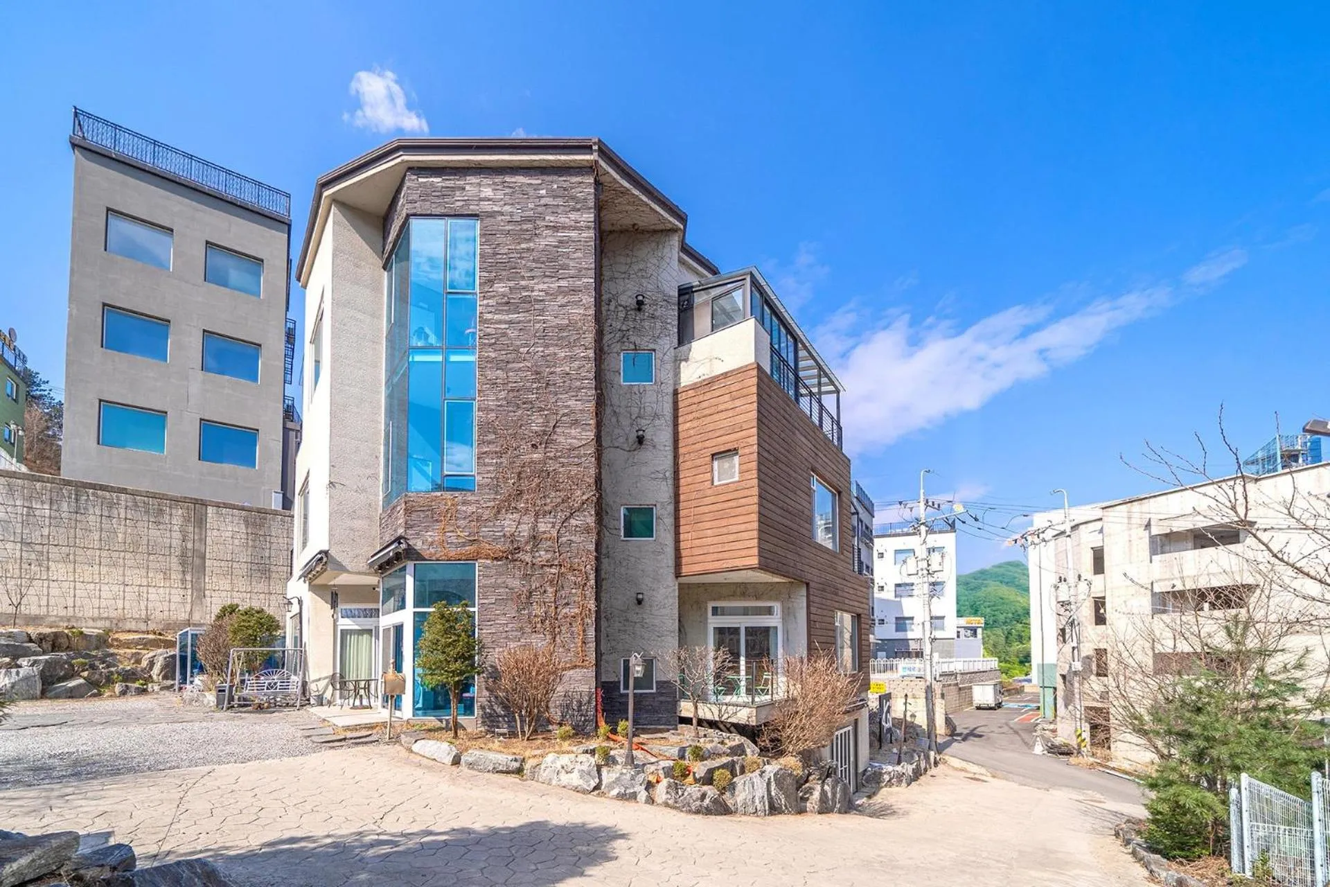 Nami Island Koi Pension