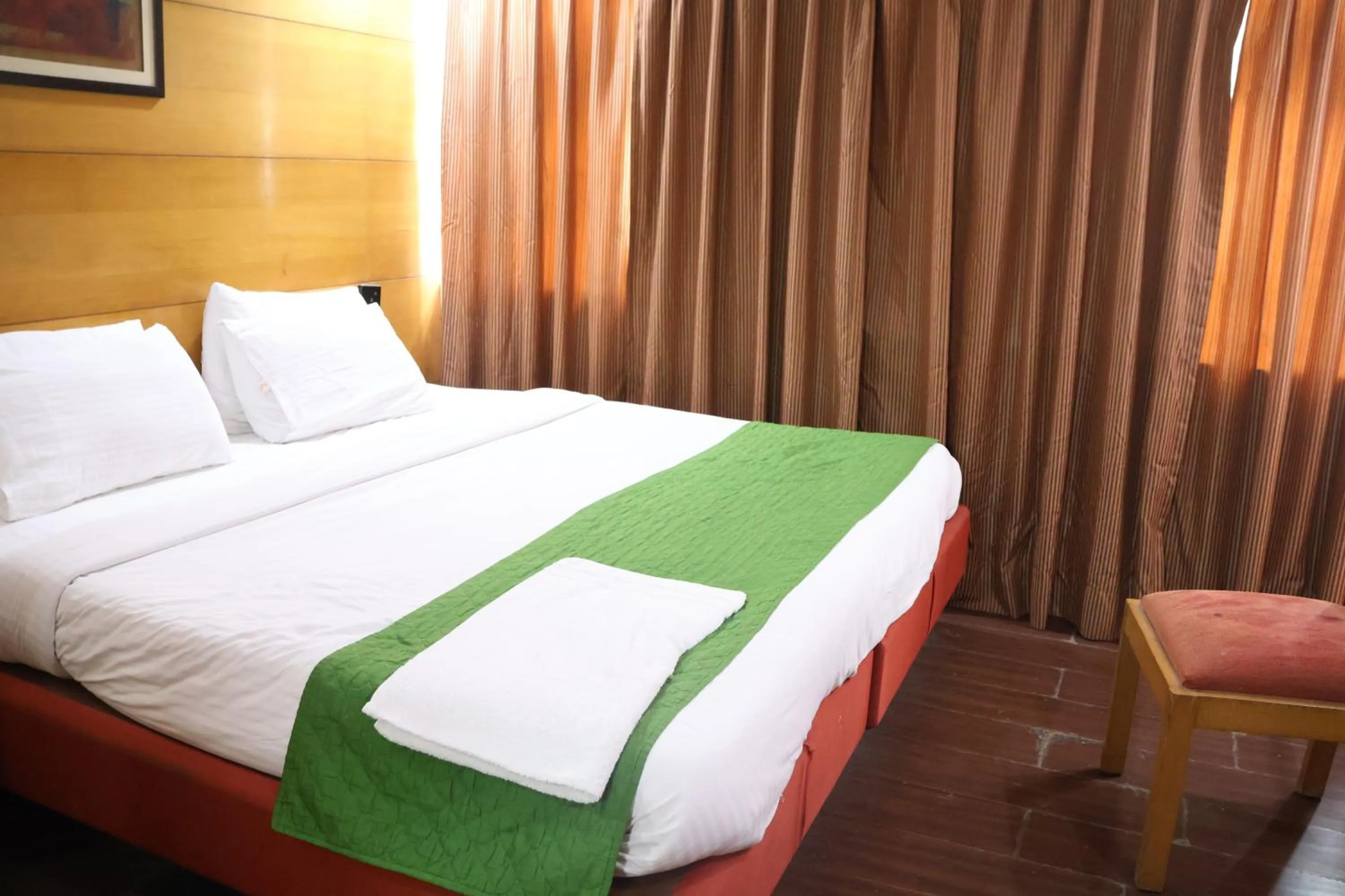 Bed in Hotels Daffodils Connaught Place