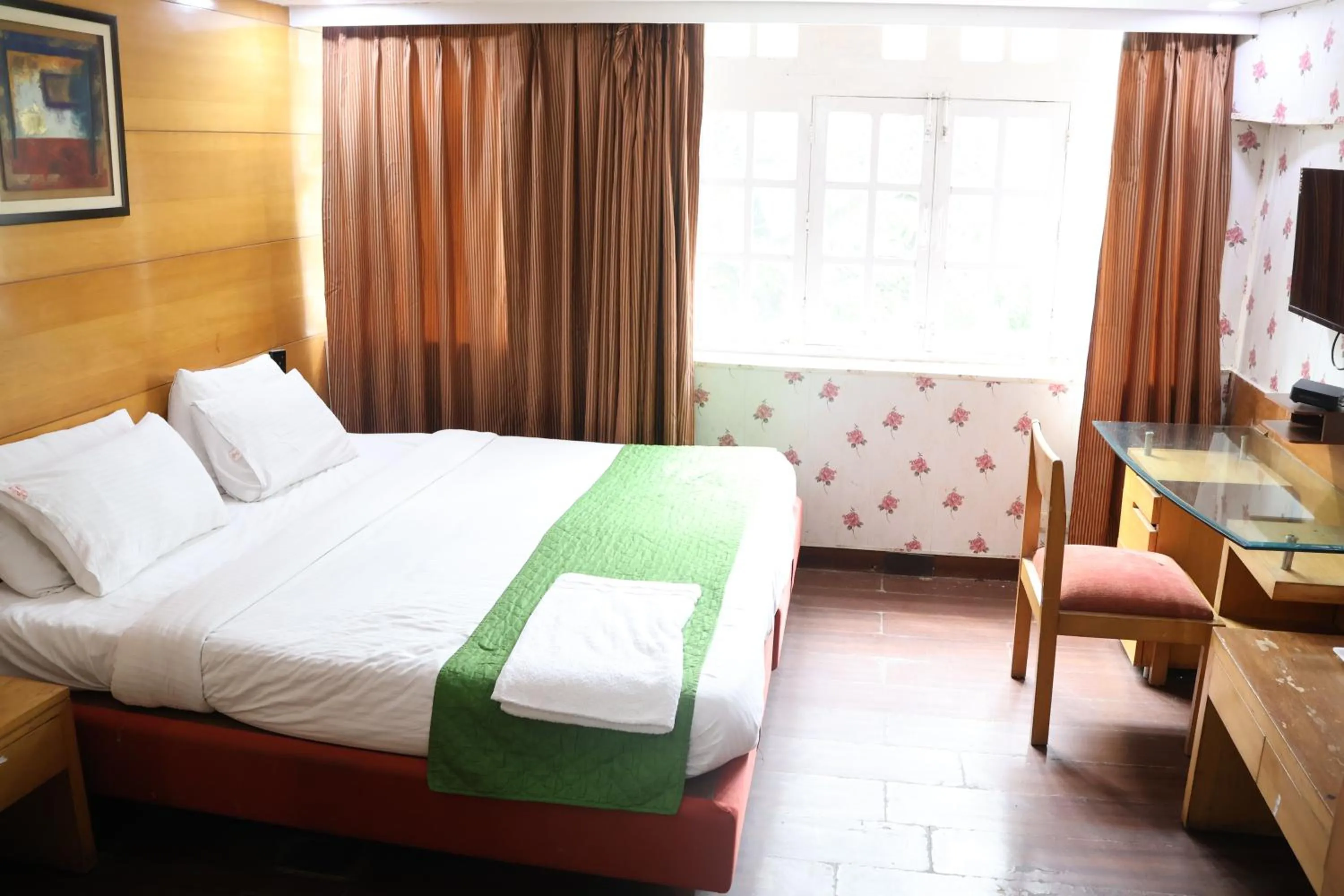 Bed in Hotels Daffodils Connaught Place