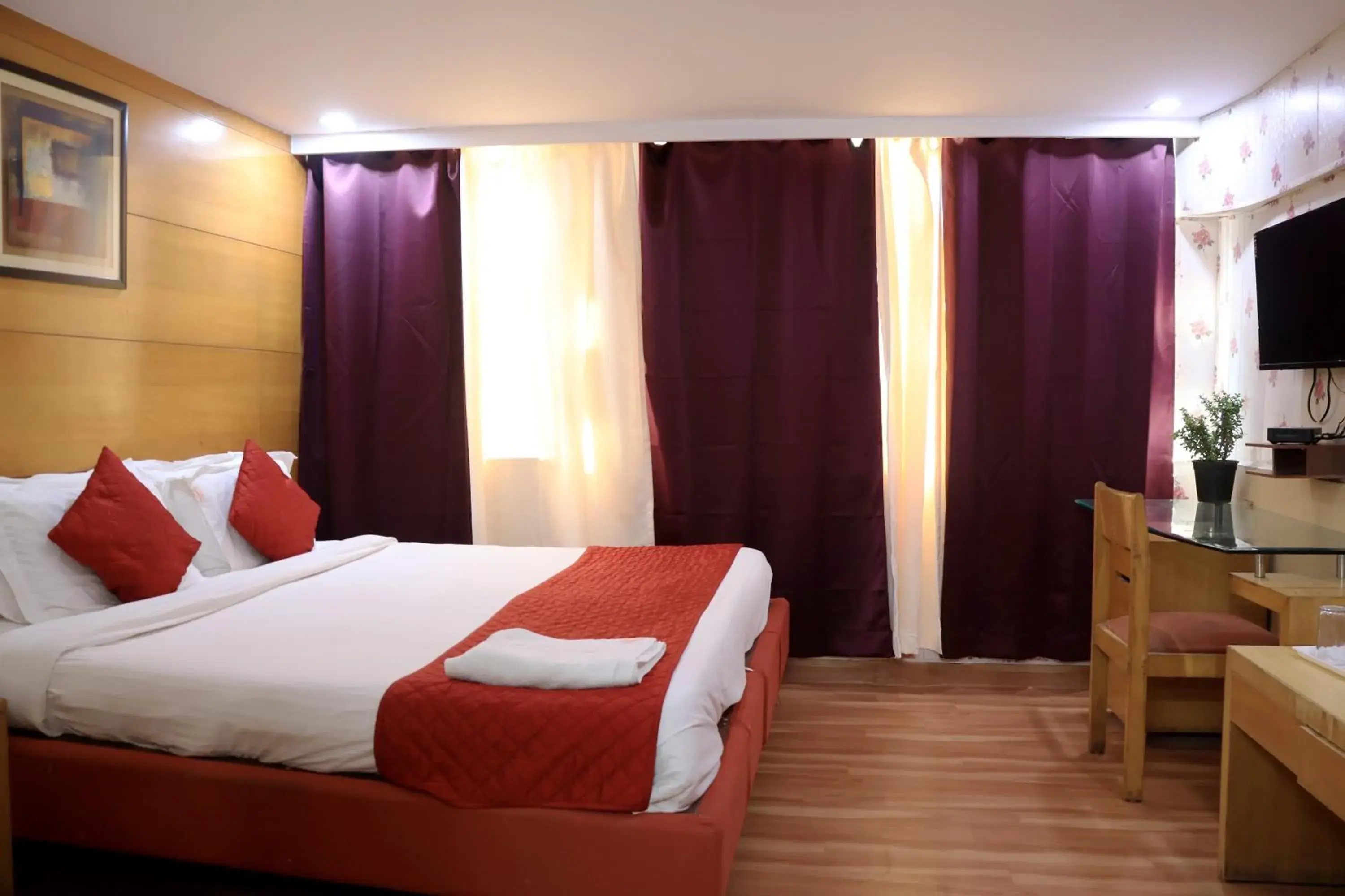 Bedroom, Bed in Hotels Daffodils Connaught Place Bedroom, Bed in Hotels Daffodils Connaught Place