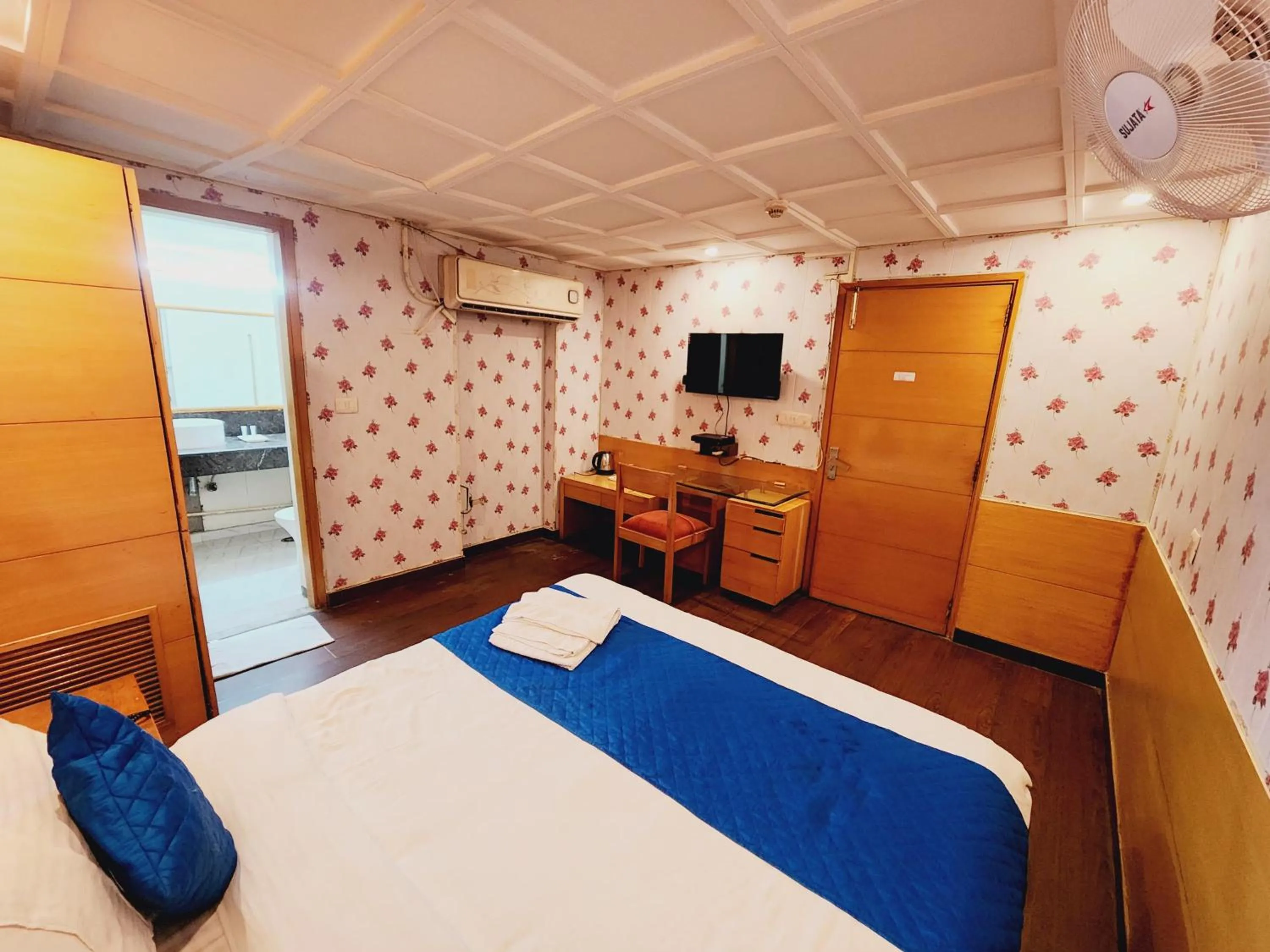 Bedroom, Bed in Hotels Daffodils Connaught Place