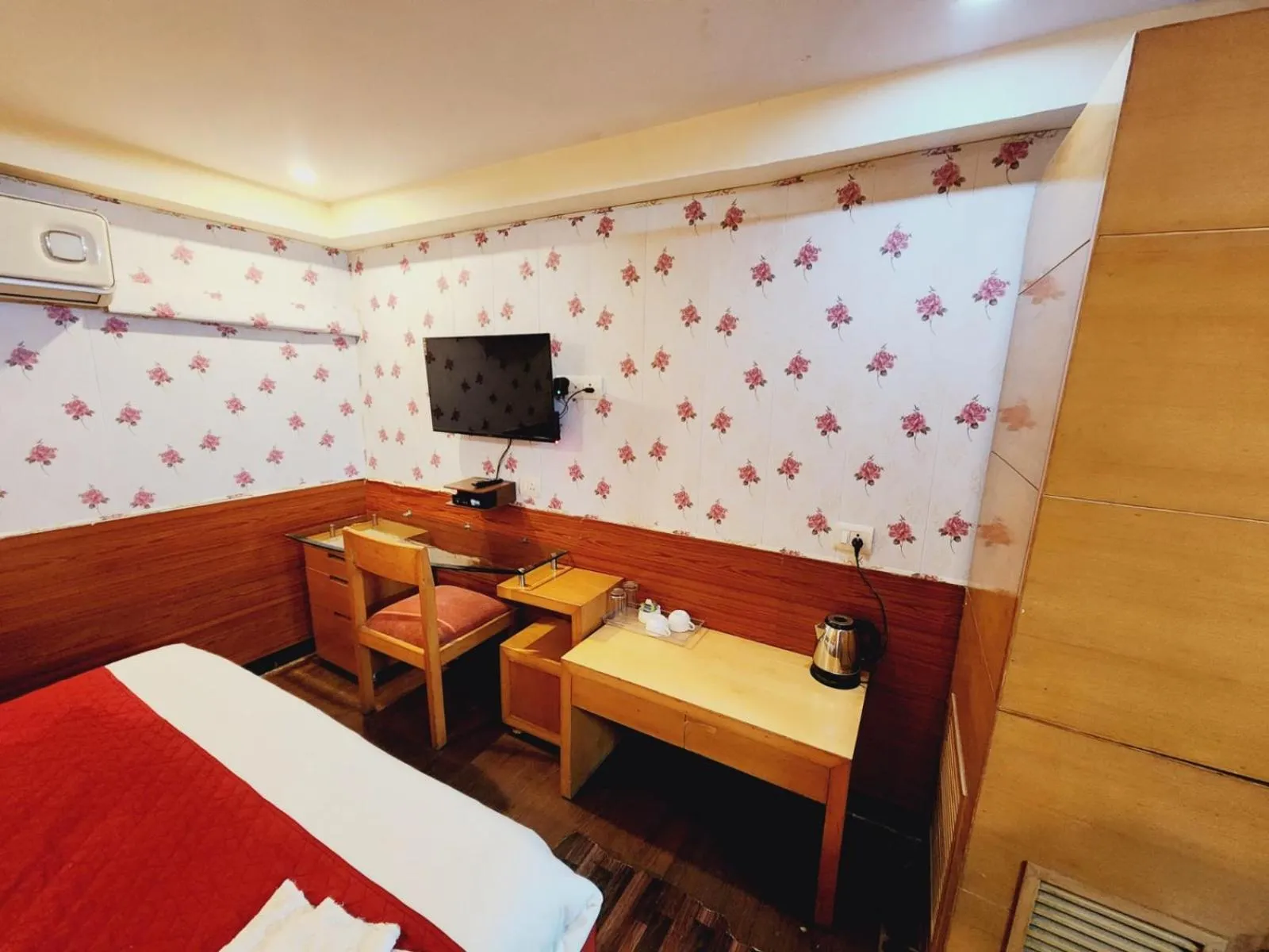 Bed in Hotels Daffodils Connaught Place