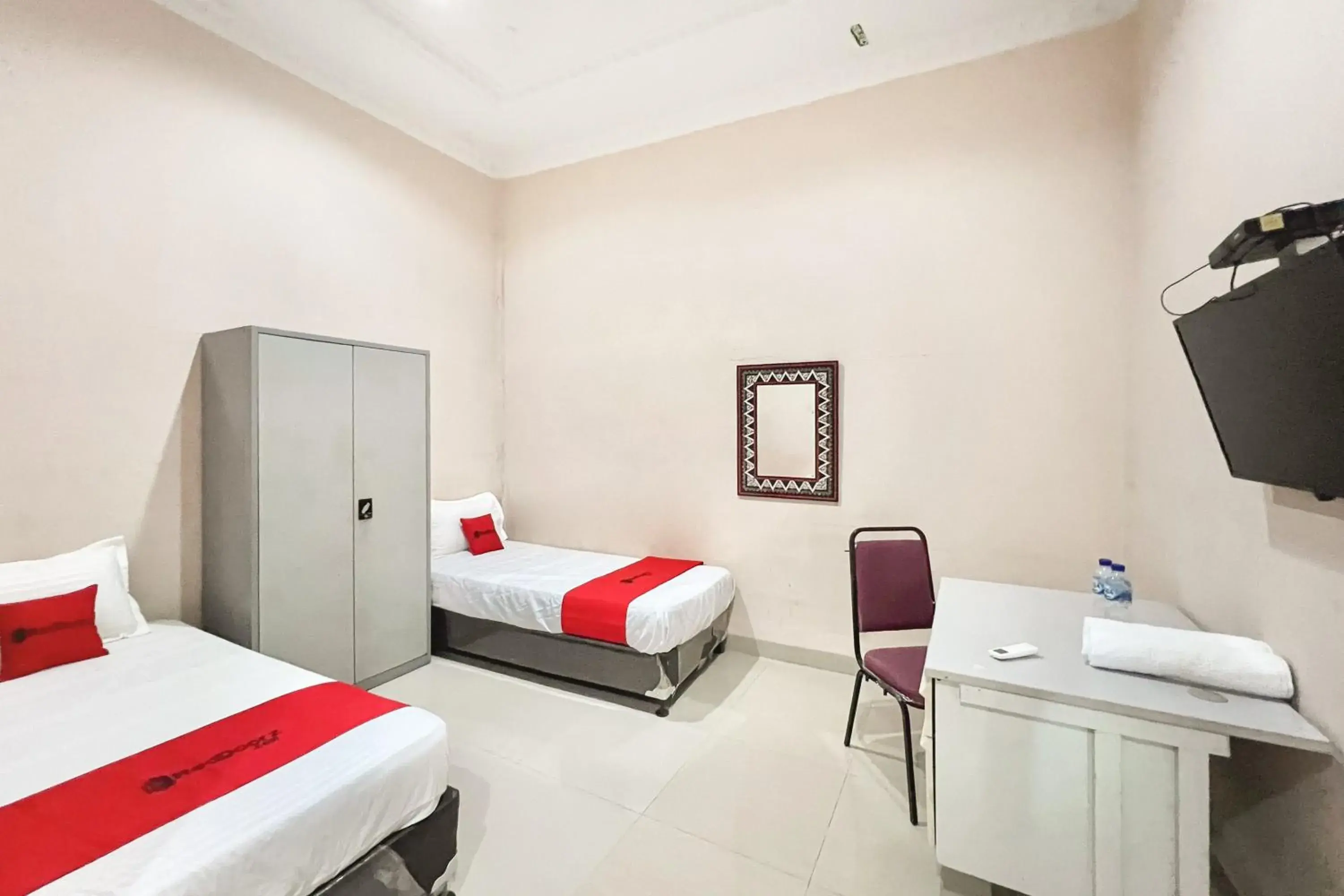 Standard Twin Room in RedDoorz Syariah at MJA Residence Duri Standard Twin Room in RedDoorz Syariah at MJA Residence Duri