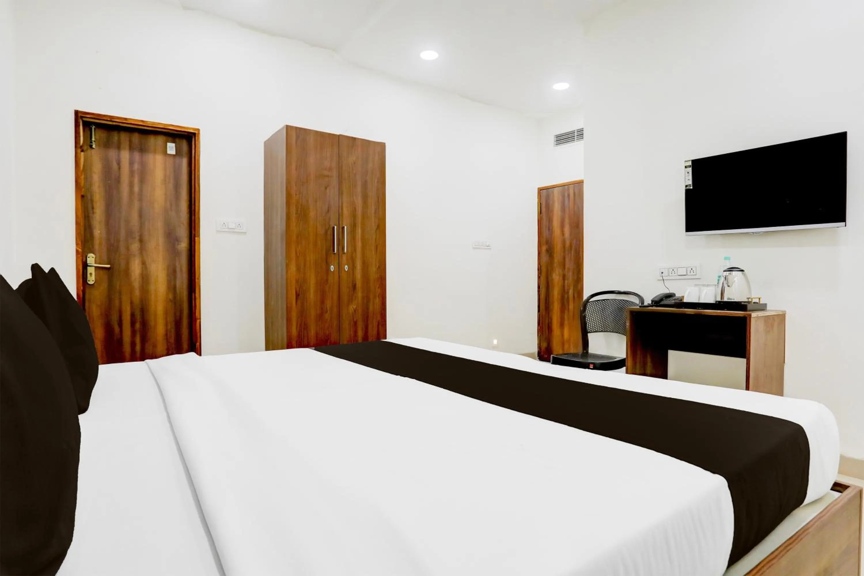 Bedroom, Bed in Super Townhouse DAVV University Indore Formerly Indrapuri