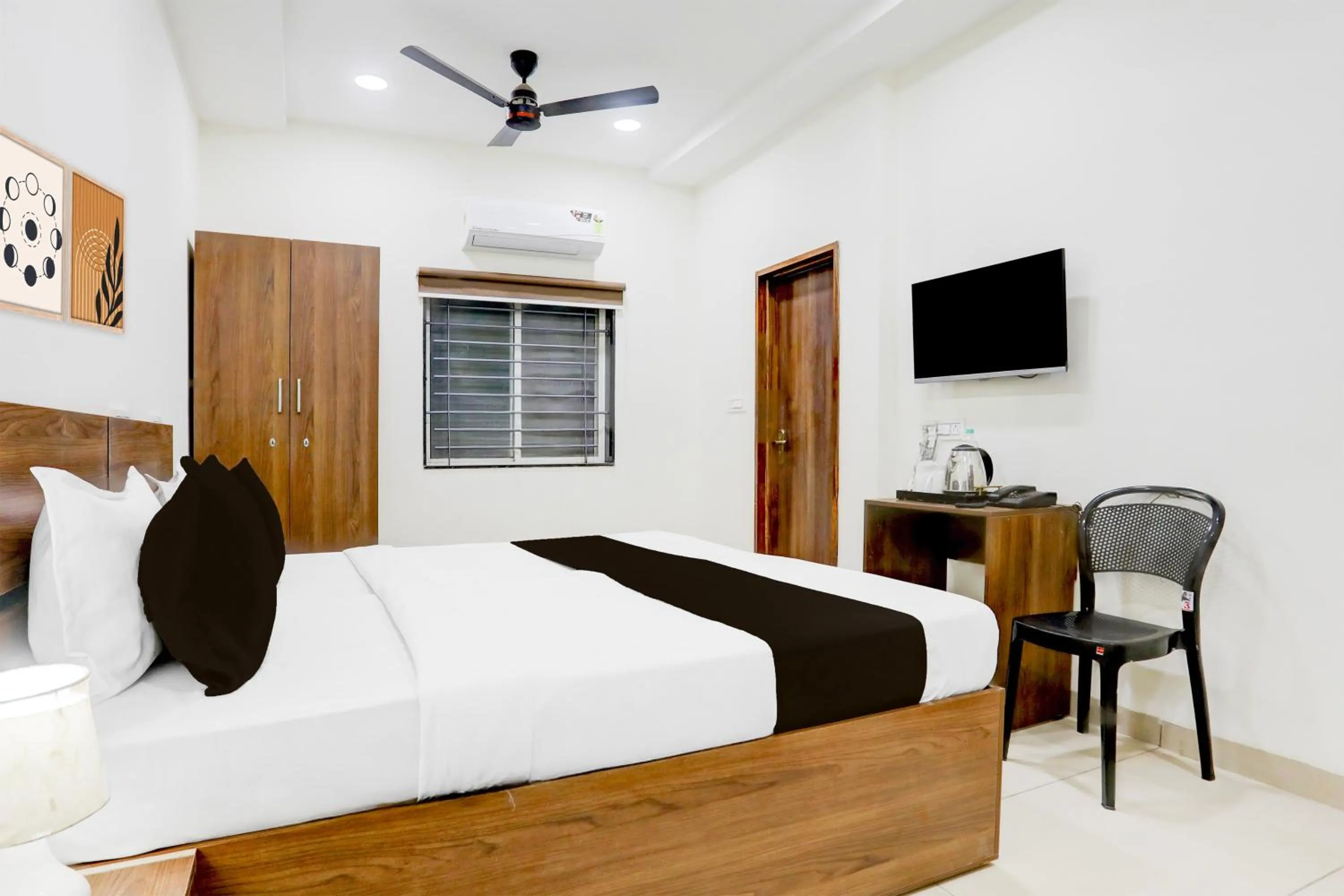 Bedroom, Bed in Super Townhouse DAVV University Indore Formerly Indrapuri