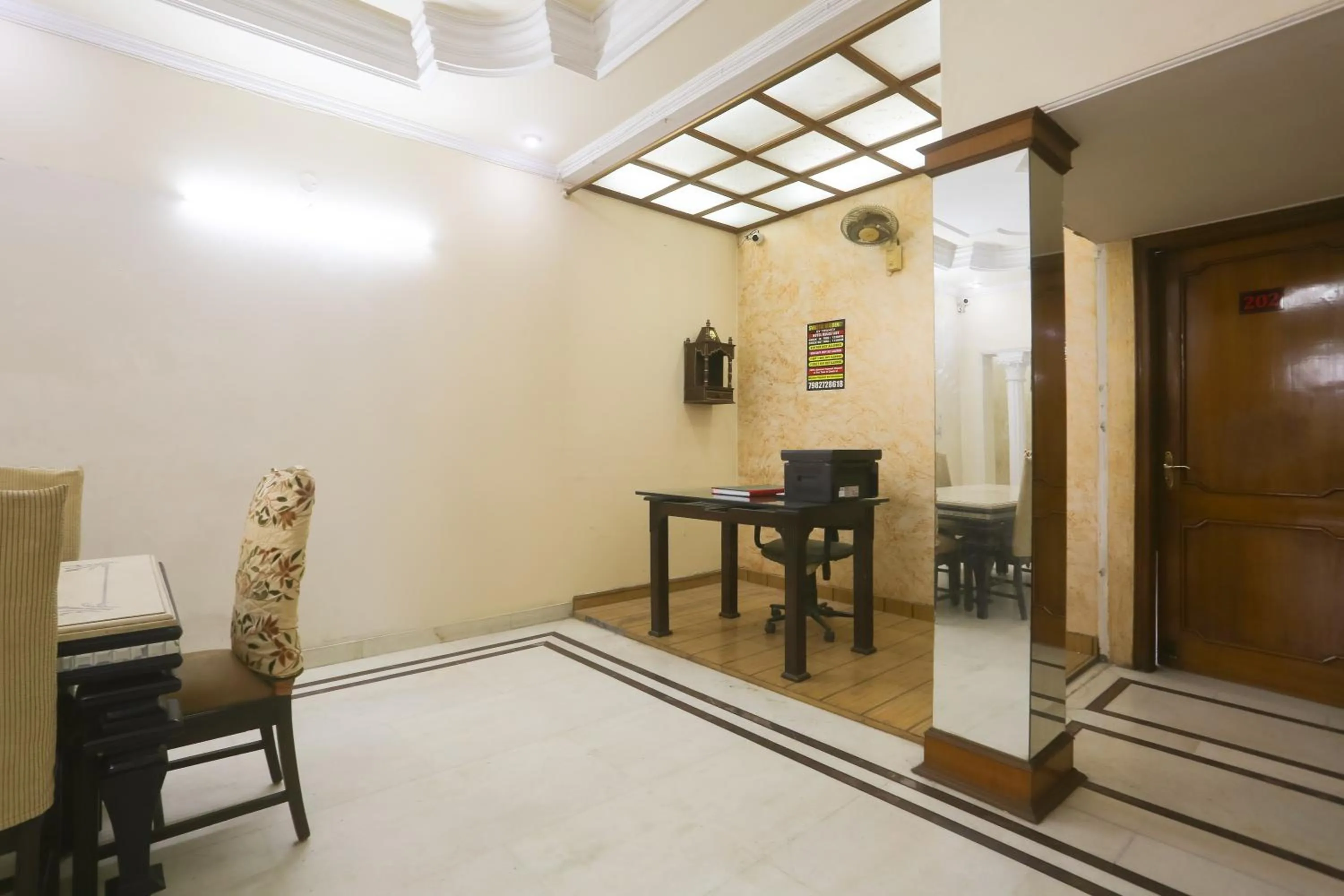 Living room in Swastik residency Paschim Vihar by twamev