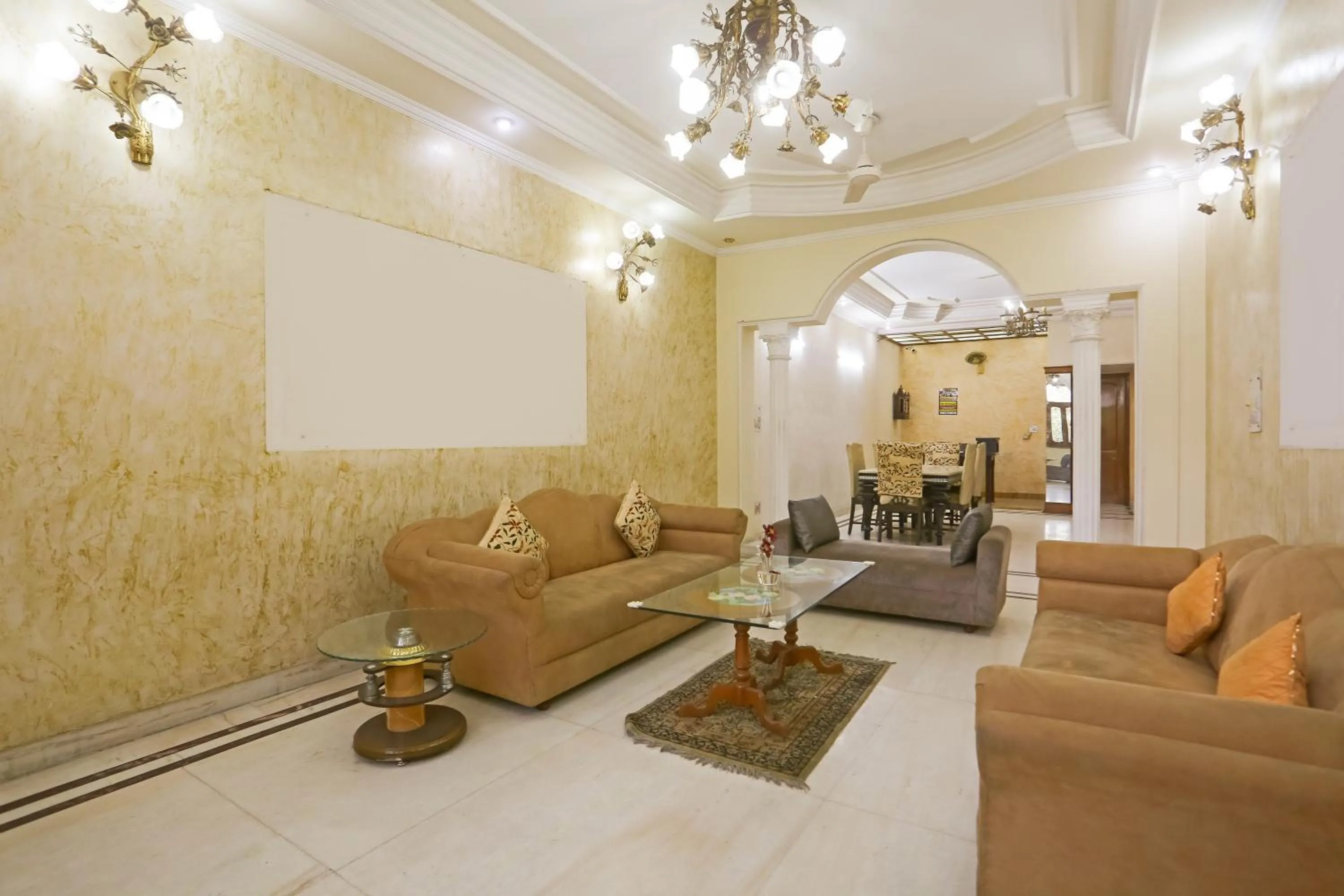 Living room in Swastik residency Paschim Vihar by twamev