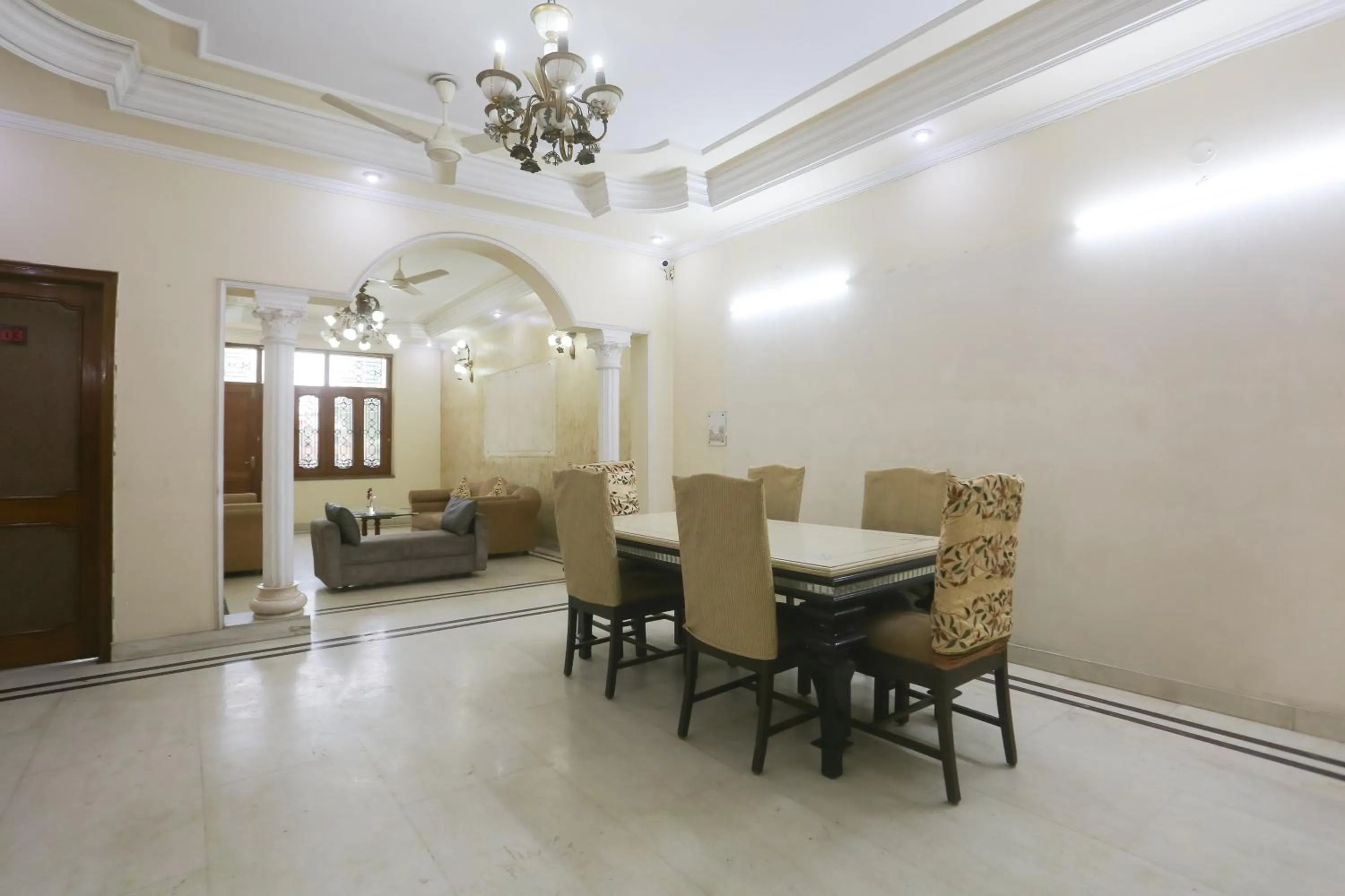 Living room in Swastik residency Paschim Vihar by twamev