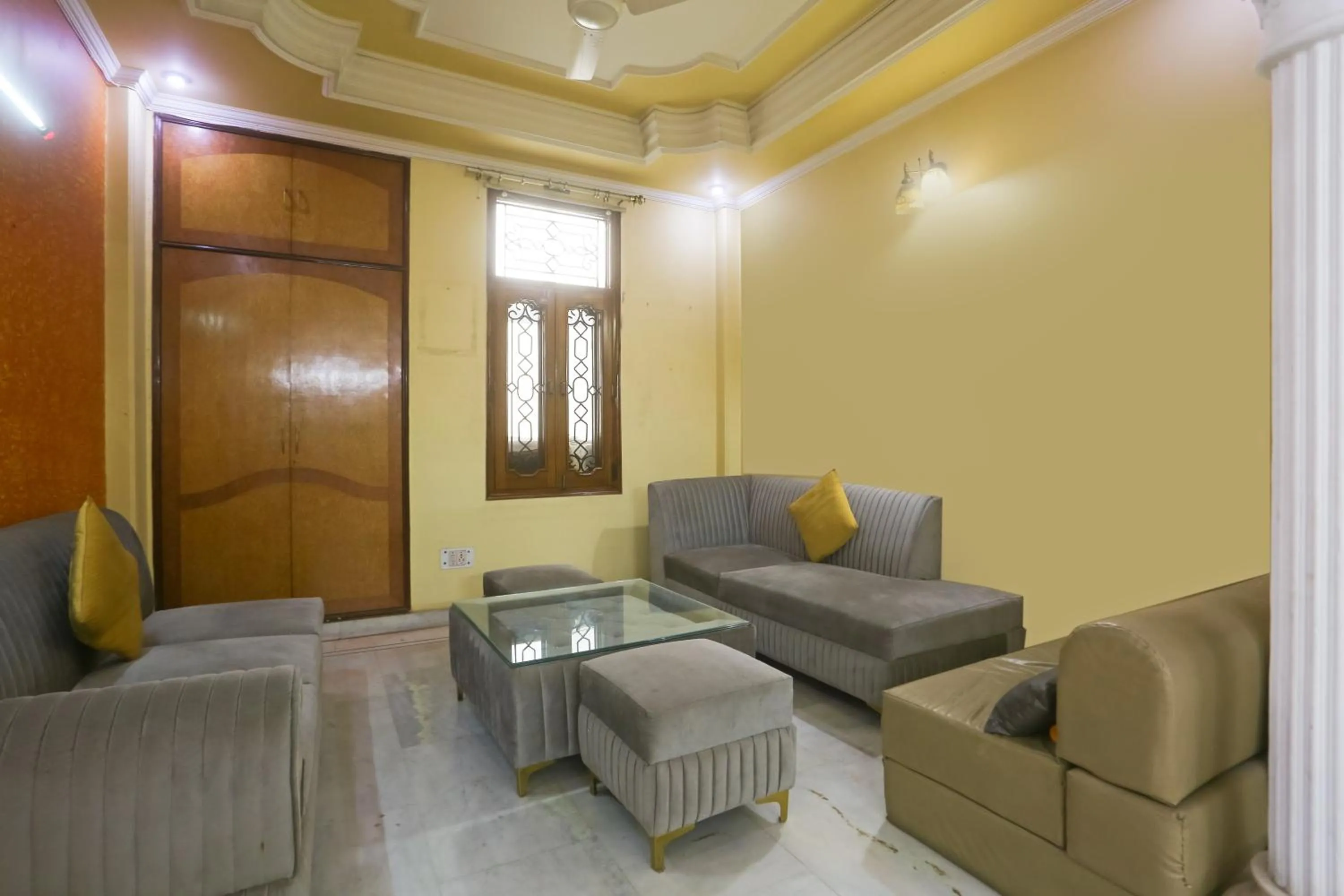 Living room in Swastik residency Paschim Vihar by twamev