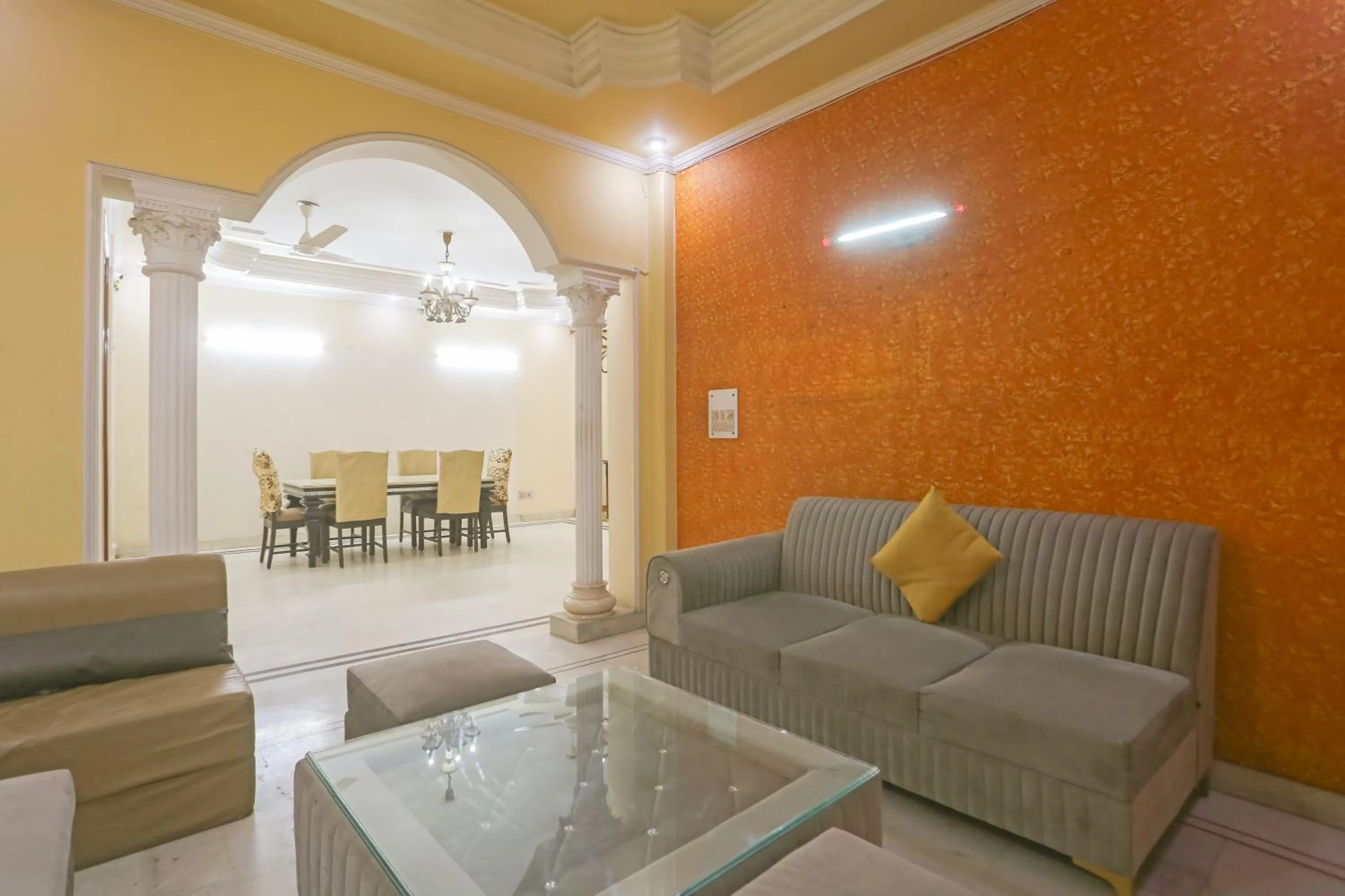 Living room in Swastik residency Paschim Vihar by twamev
