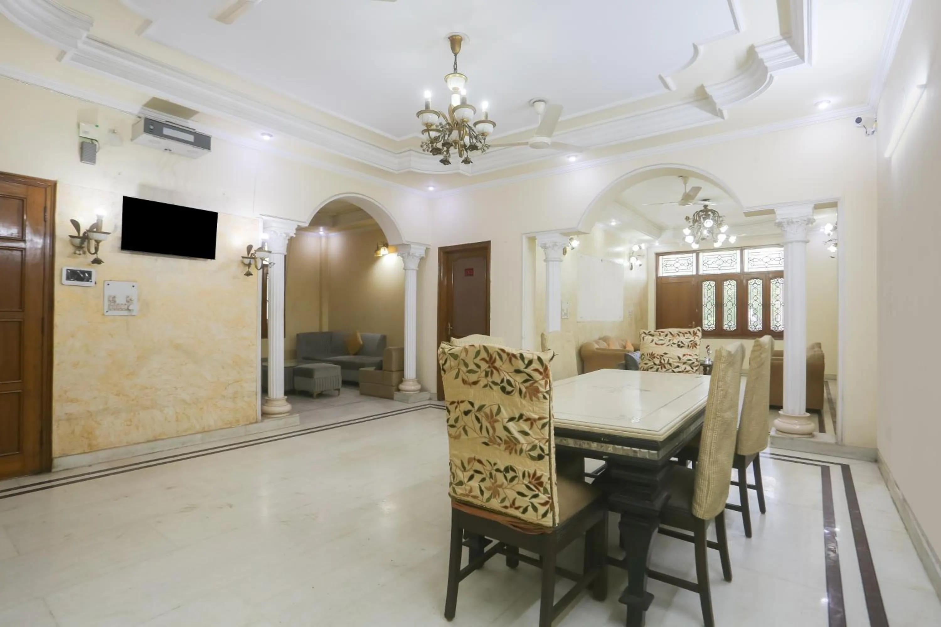 Living room in Swastik residency Paschim Vihar by twamev