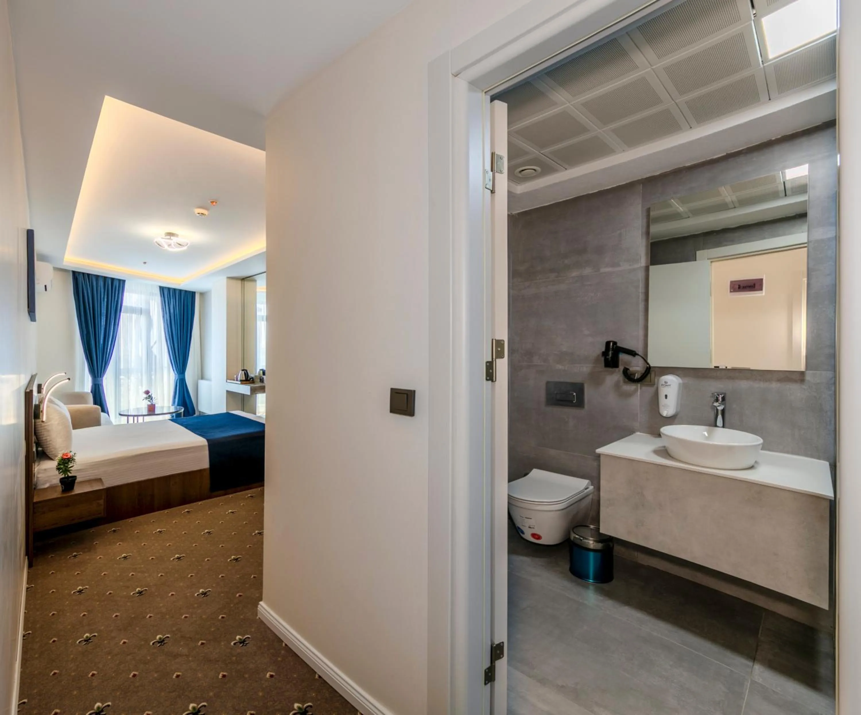 Shower, Bed in Airport Waves Hotel