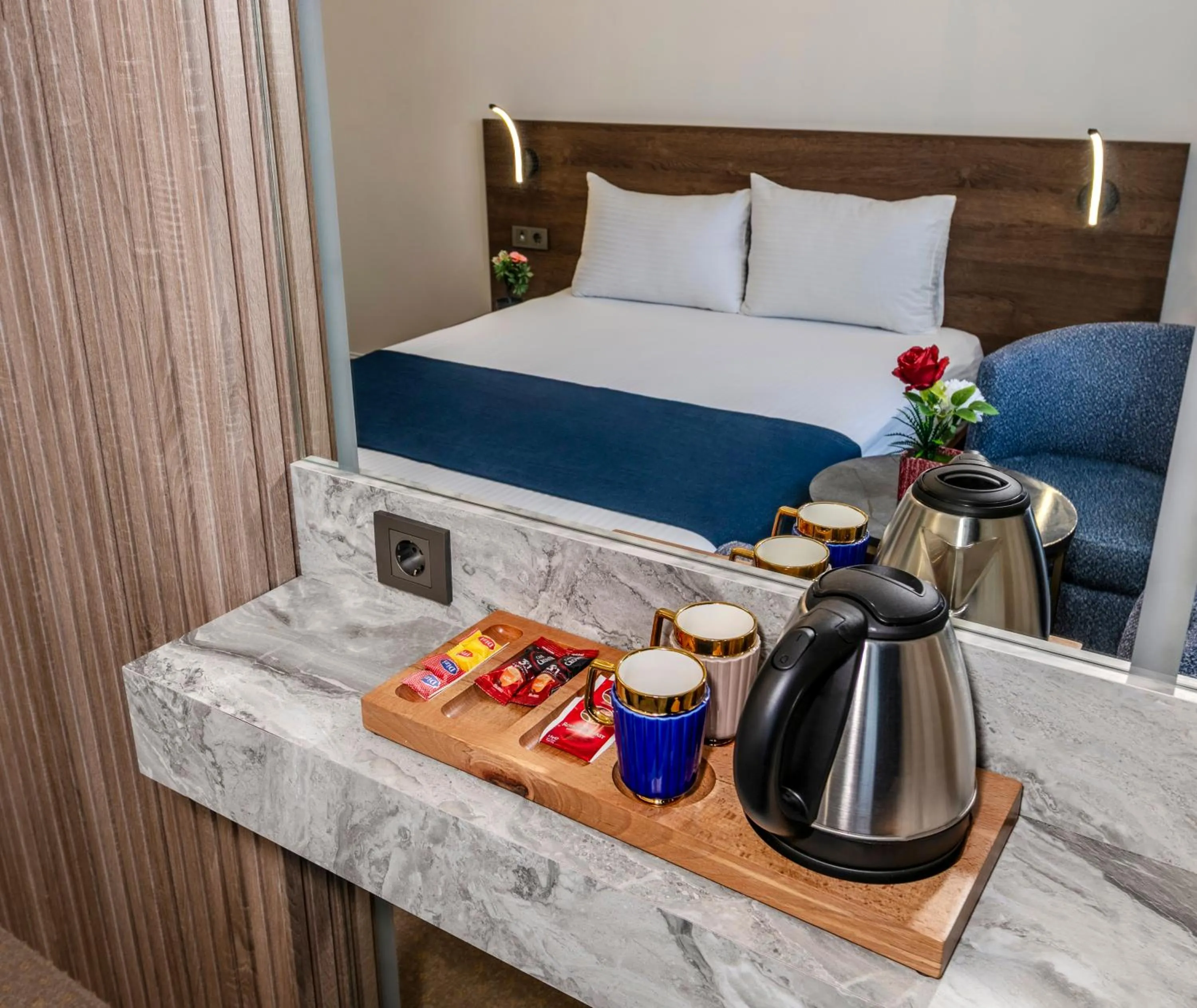 Coffee/tea facilities, Bed in Airport Waves Hotel