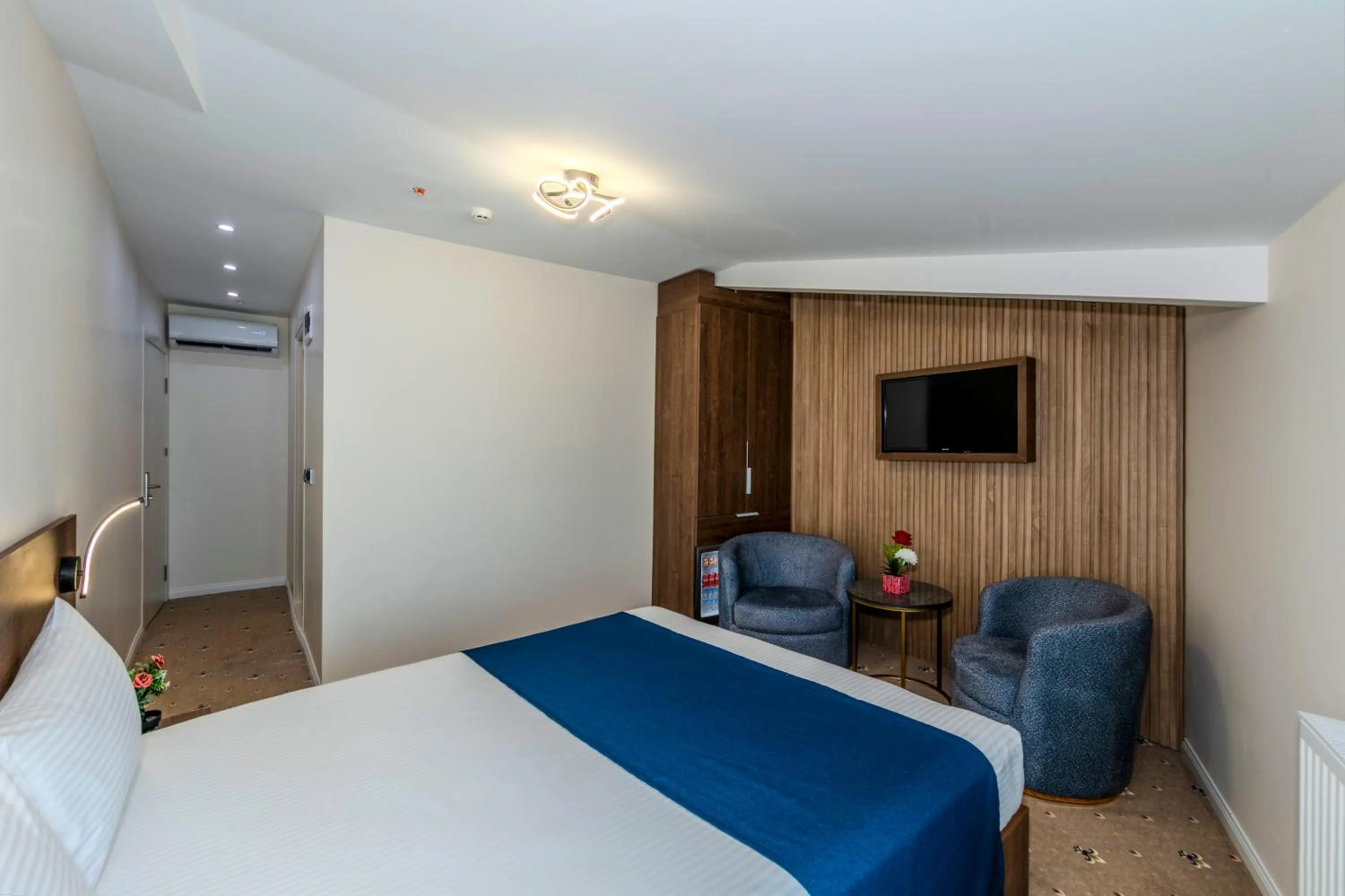 Communal lounge/ TV room, Bed in Airport Waves Hotel