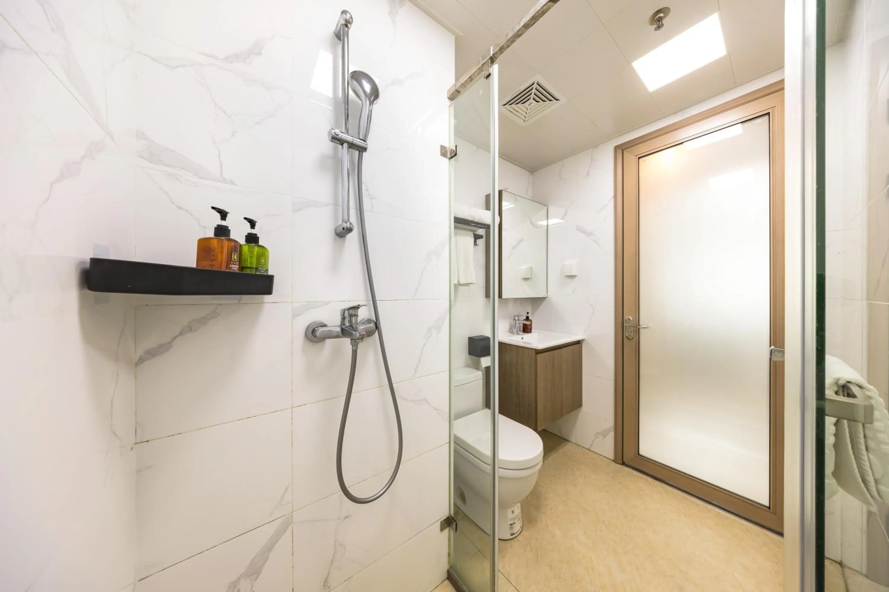 Shower in Kingkey Shuibei International Apartment Hotel
