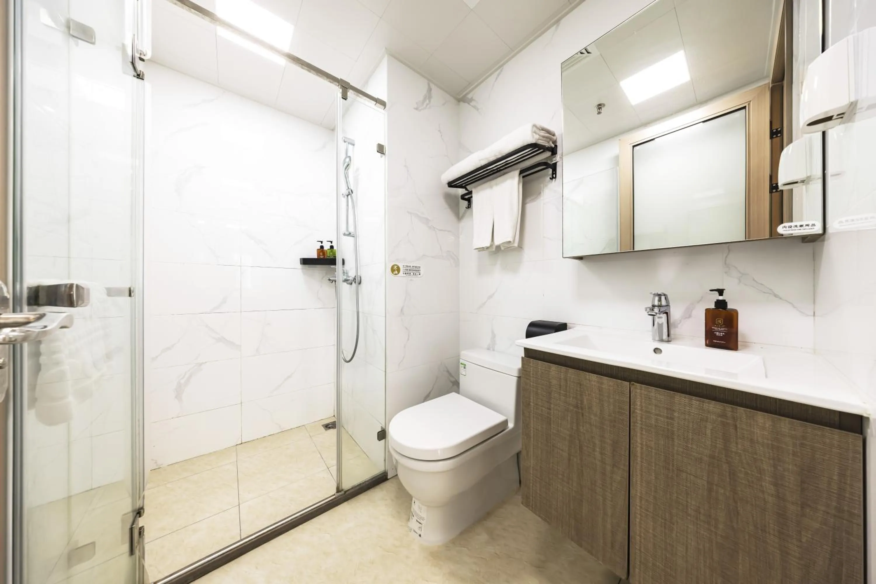 Shower in Kingkey Shuibei International Apartment Hotel