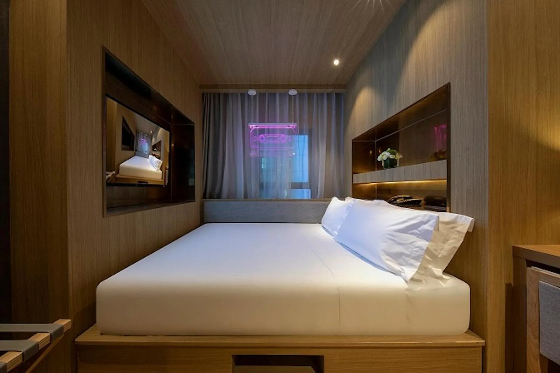 Photo of the whole room, Bed in JL Boutique Hotel shanghai Tian An 1000 Trees Jing An Temple changshou Road Store