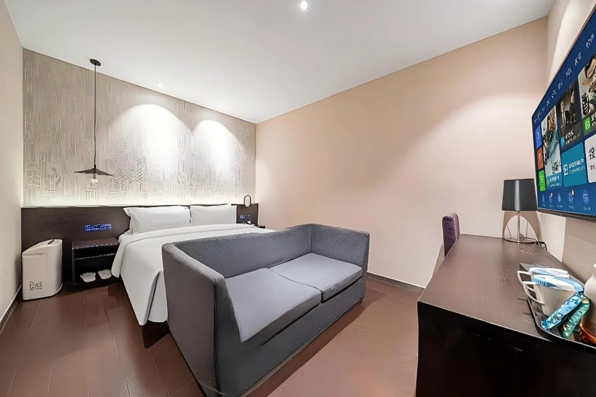 Photo of the whole room, Bed in JL Boutique Hotel shanghai Tian An 1000 Trees Jing An Temple changshou Road Store