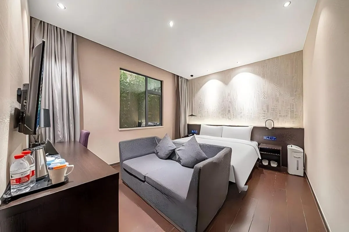 Photo of the whole room, Bed in JL Boutique Hotel shanghai Tian An 1000 Trees Jing An Temple changshou Road Store