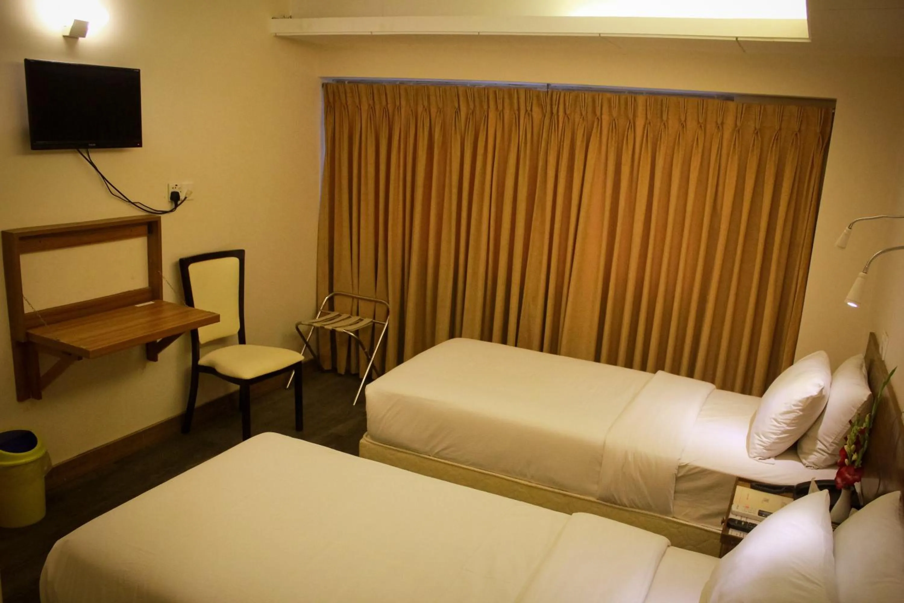 Shower, Bed in Hotel Ornate