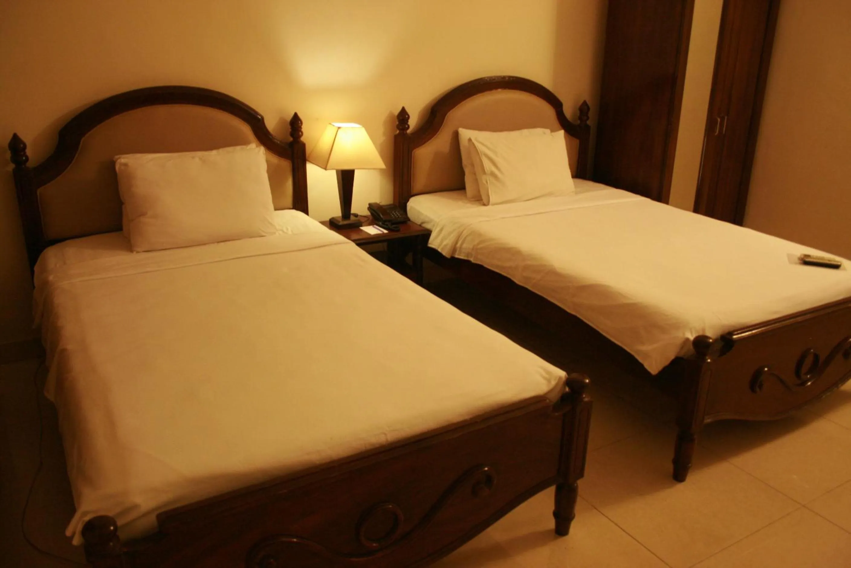 Shower, Bed in Hotel Ornate