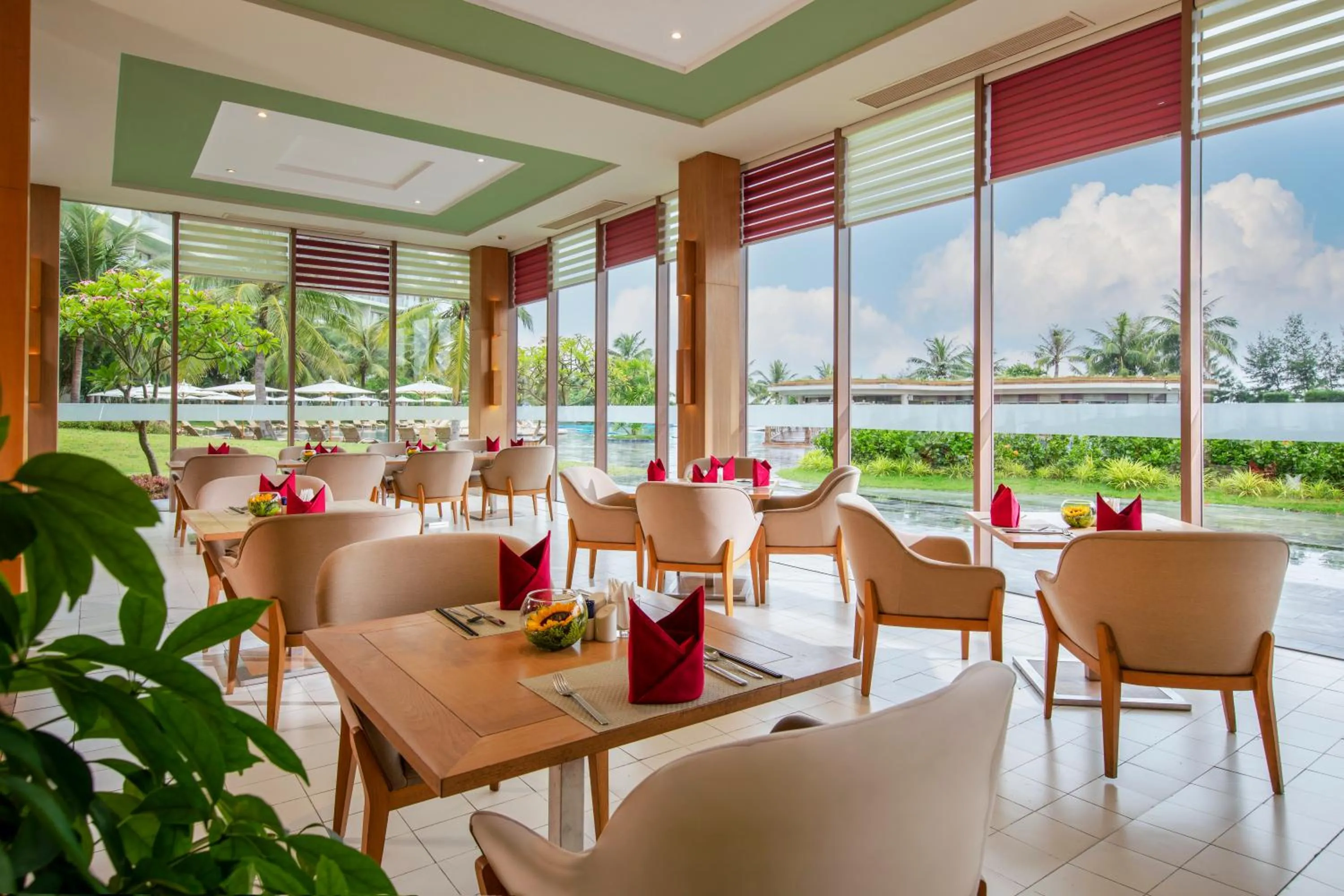 Restaurant/places to eat in FLC Luxury Hotel Samson