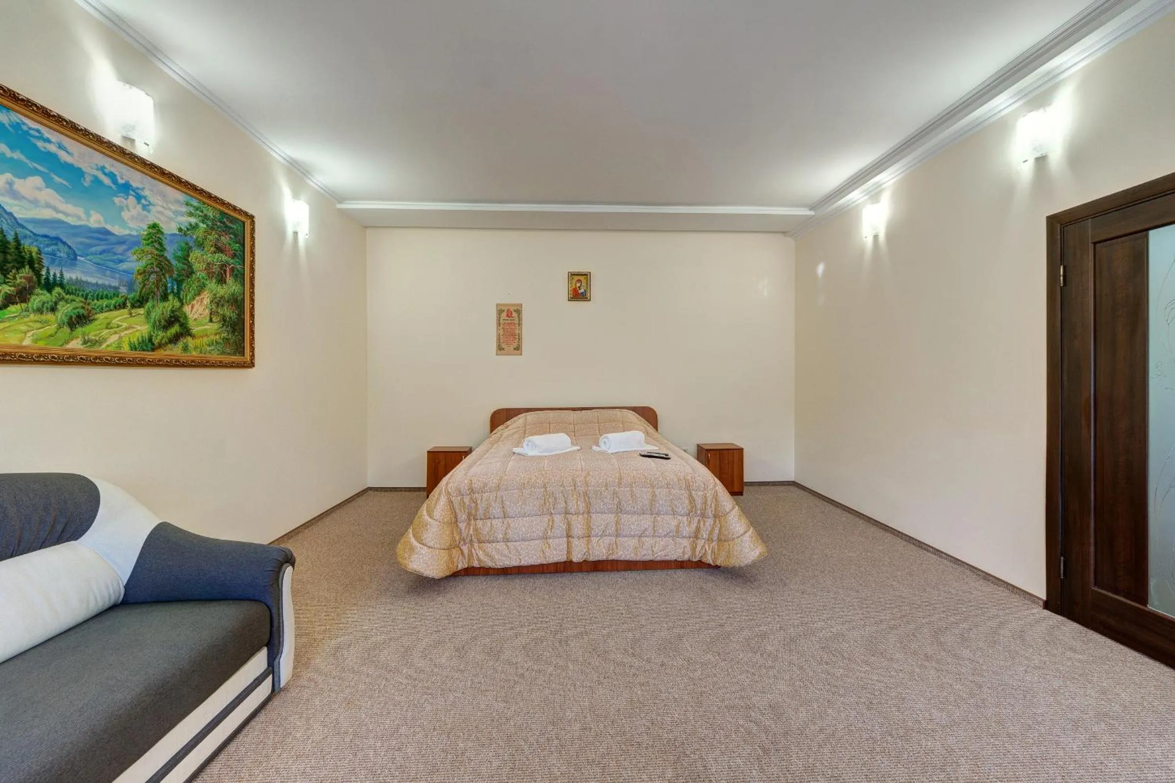 Bedroom, Bed in Torba
