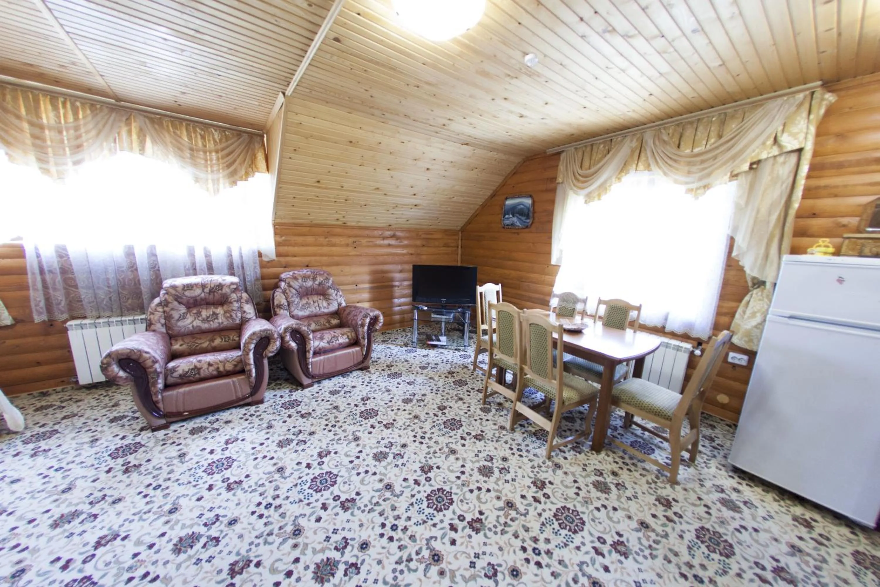 Photo of the whole room in Torba