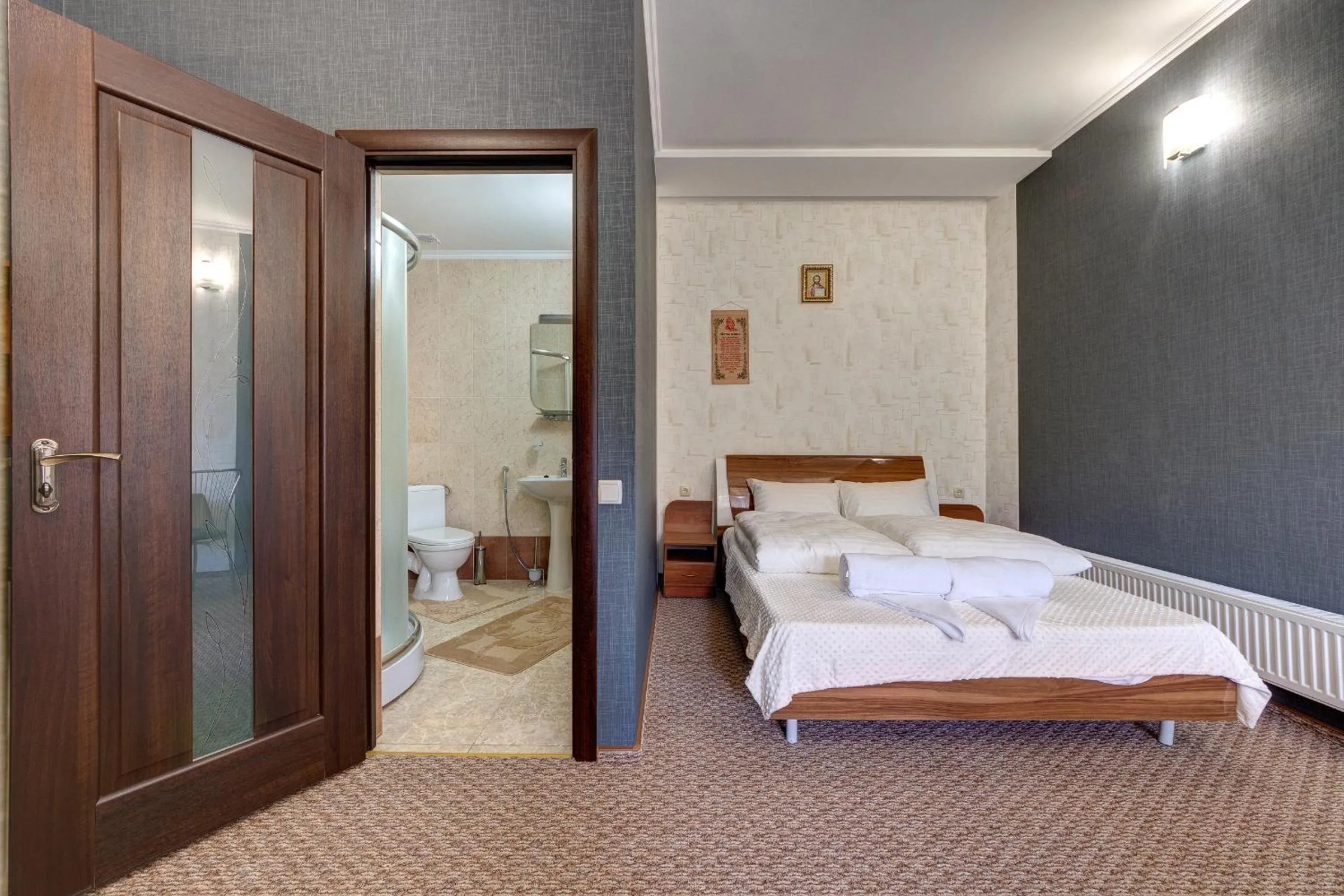 Shower, Bed in Torba